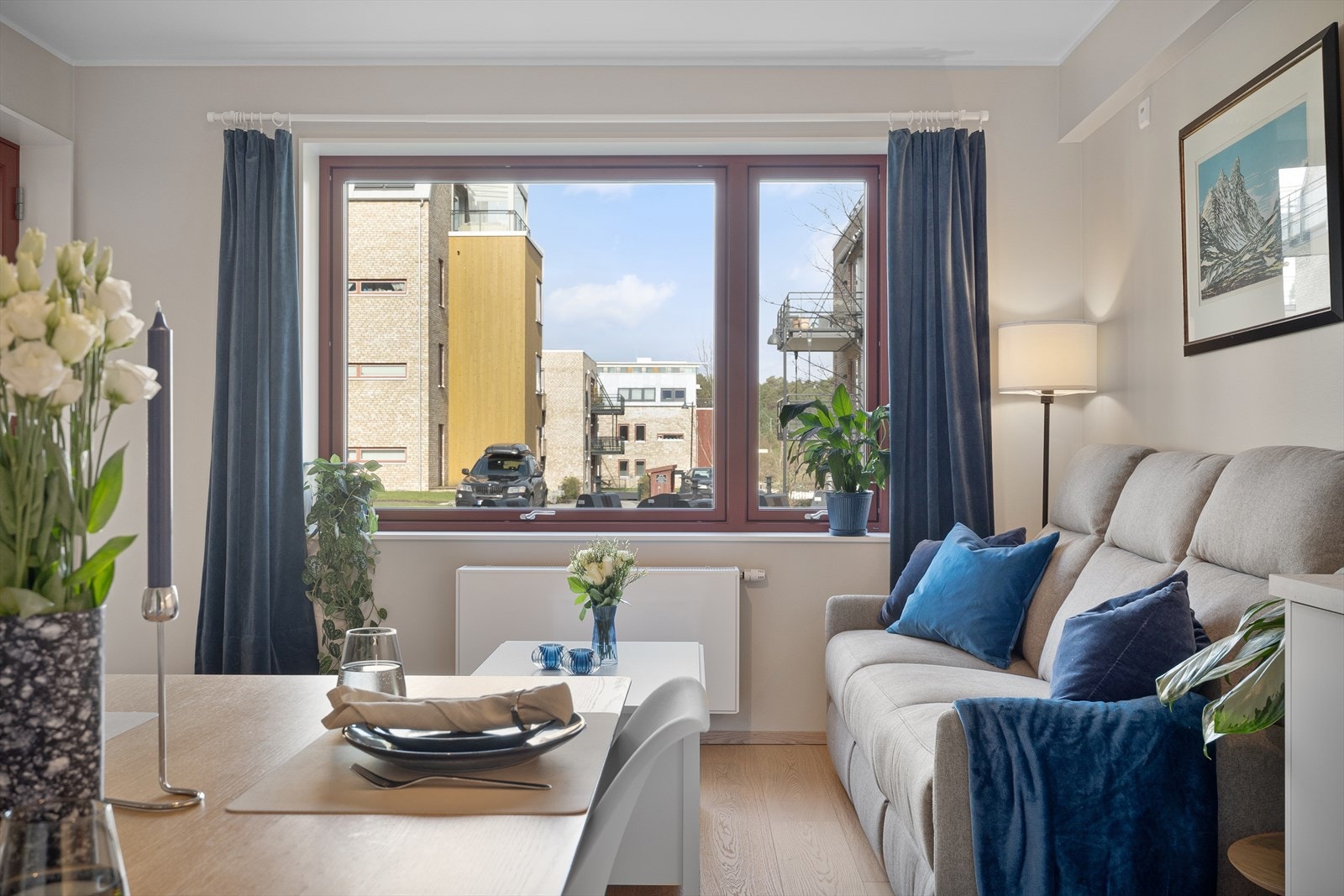 Store vindusflater slipper inn godt med naturlig lys. Galleribilde