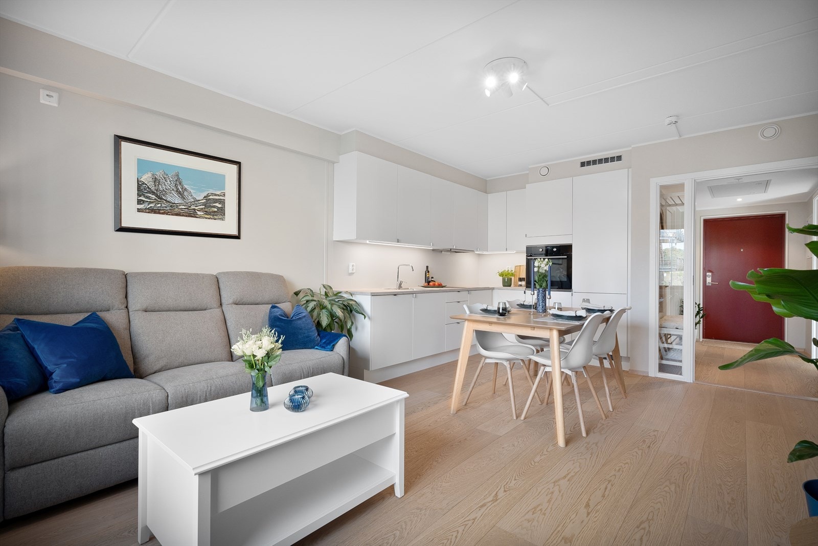 Leiligheten har en romslig stue med lekker parkett på gulv og slette malte vegger. Galleribilde