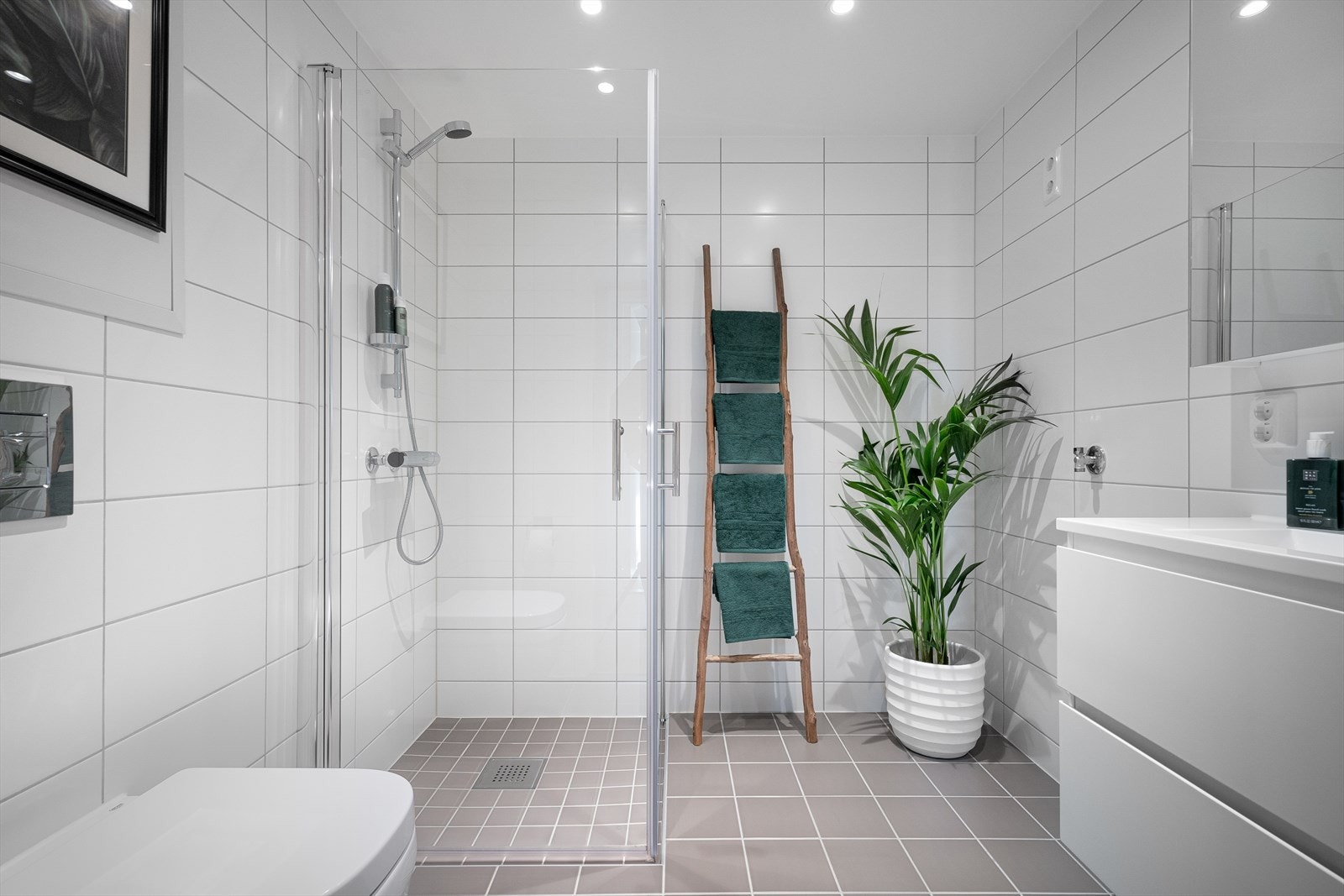 Stort helfliset bad i tidløse farger med opplegg til vaskemaskin. Galleribilde