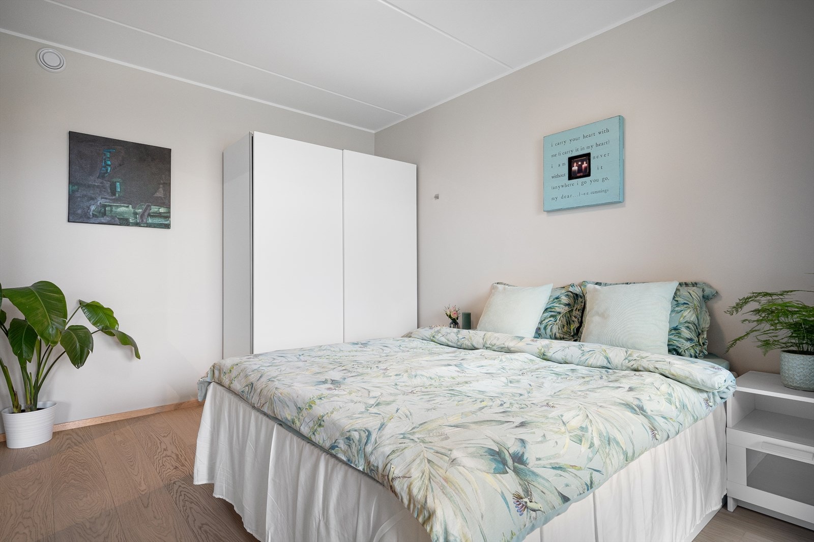 Her har du god plass til å innrede med dobbeltseng og nattbord. Galleribilde