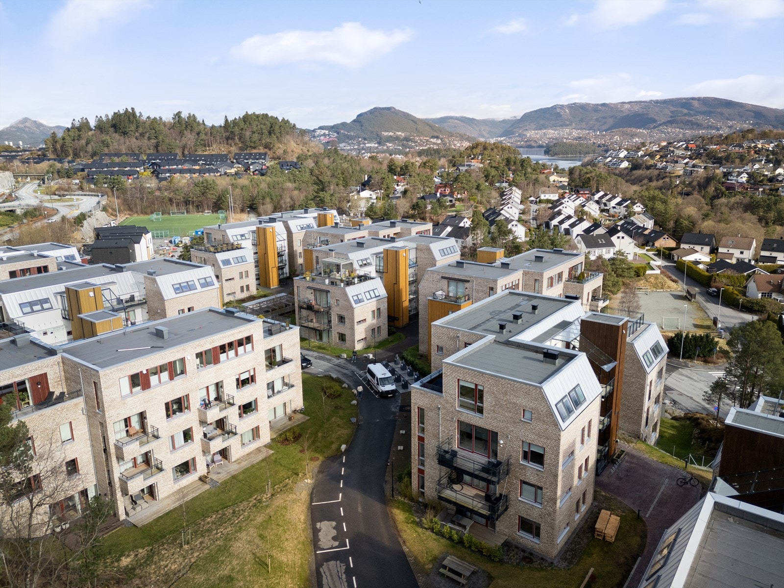 Med bil tar det omtrent 20 minutter til Bergen sentrum og 5 minutter til både Lagunen og Flesland flyplass. Galleribilde