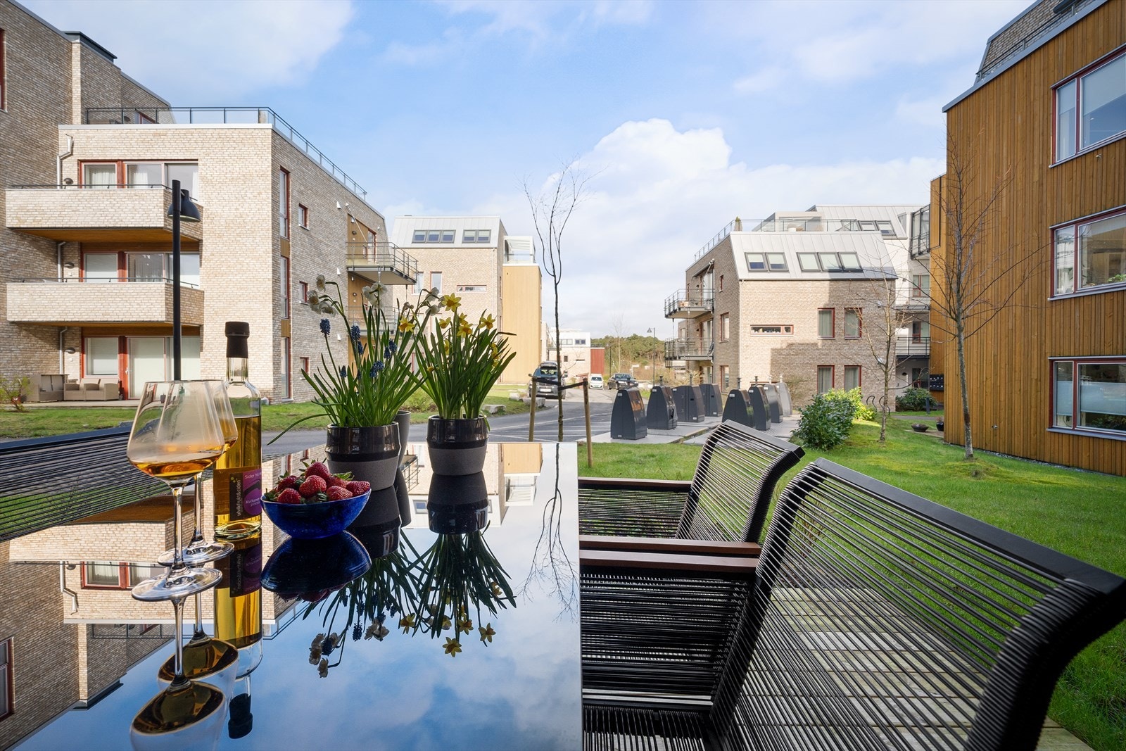 Selger informerer om at man sommerstid har sol fra ca.16-21. Galleribilde