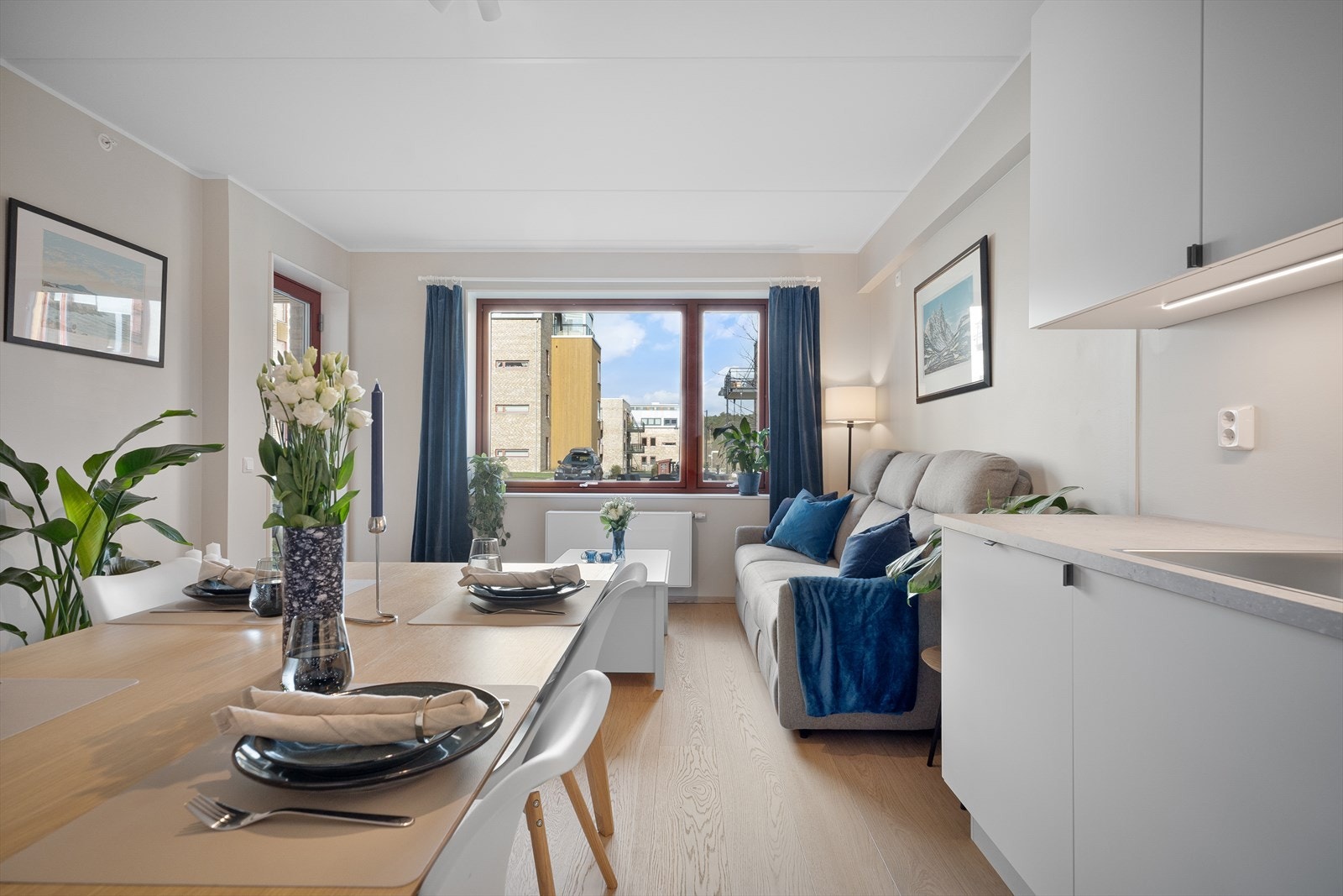 Du har god plass til å innrede med både spisebord- og sofagruppe. Galleribilde