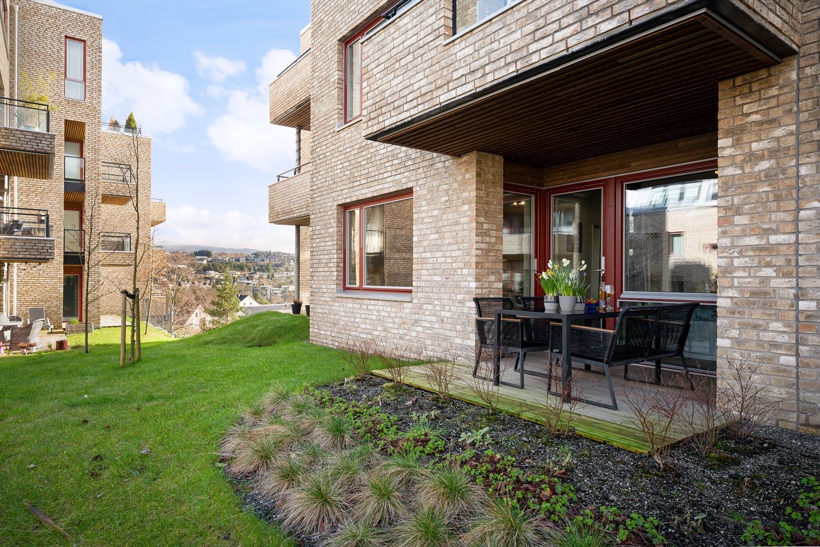 Terrassen er overbygd, noe som gjør at den kan brukes på ikke fullt så fine dager også. Galleribilde