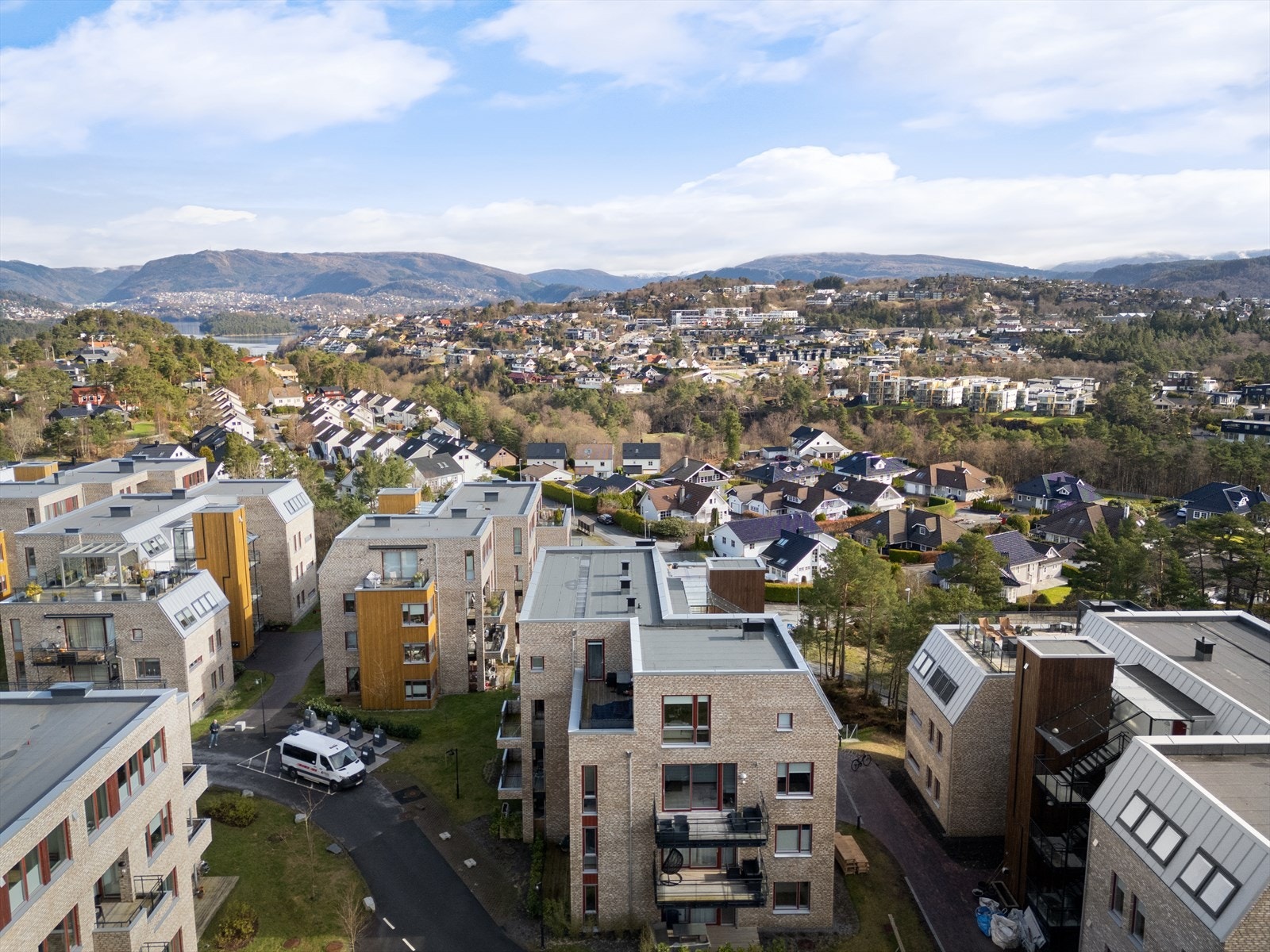 Området byr på et bredt utvalg av dagligvarebutikker, med Kiwi Sandsli og Rema 1000 innen gangavstand. Galleribilde