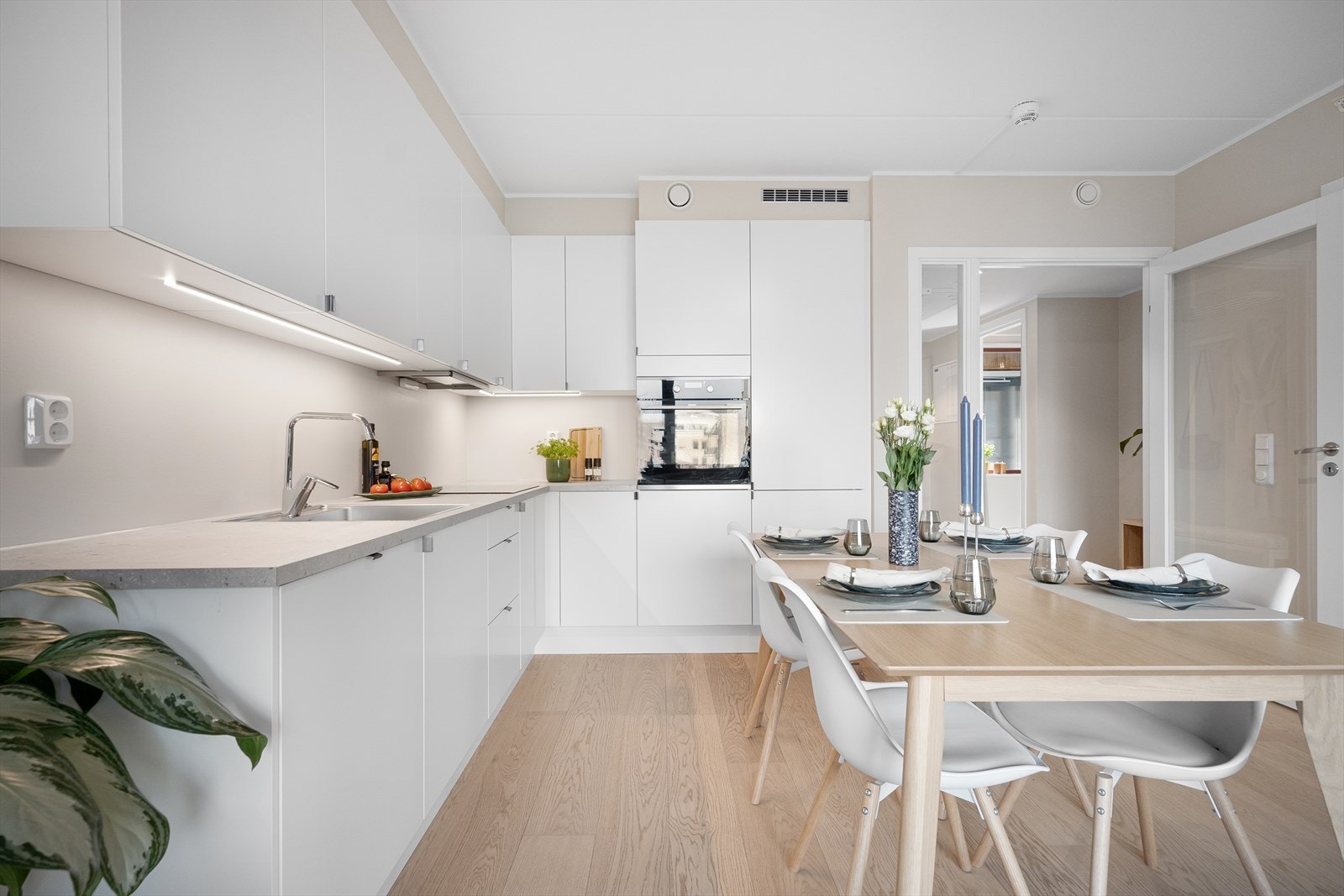 Lekkert HTH kjøkken med slette fronter og laminat benkeplate. Galleribilde