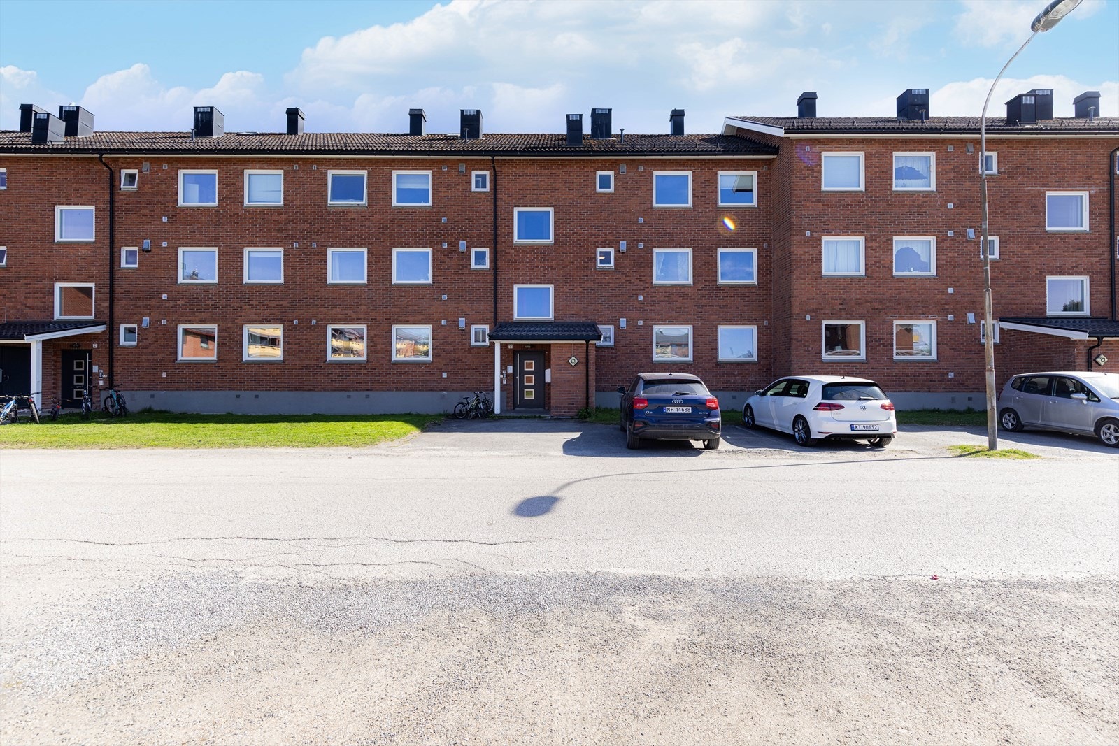 Delikat leilighet med fin beliggenhet i 3. etasje i Falkum VI borettslag, og fra sydvendt balkong er det hyggelig utsikt mot borettslagets fellesarealer. Falkum ligger sentralt til og er et av Skiens mest populære boligområder! Galleribilde