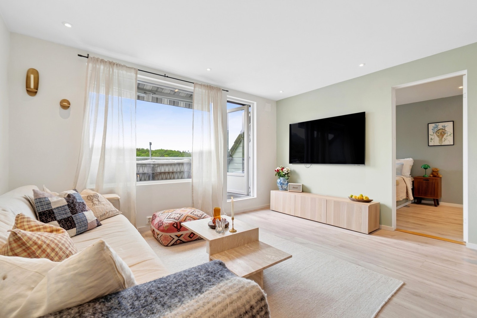 Stuen er delikat og består av tidsriktig fargekombinasjoner. Store vinduer sørger for optimal lysinnslipp Galleribilde