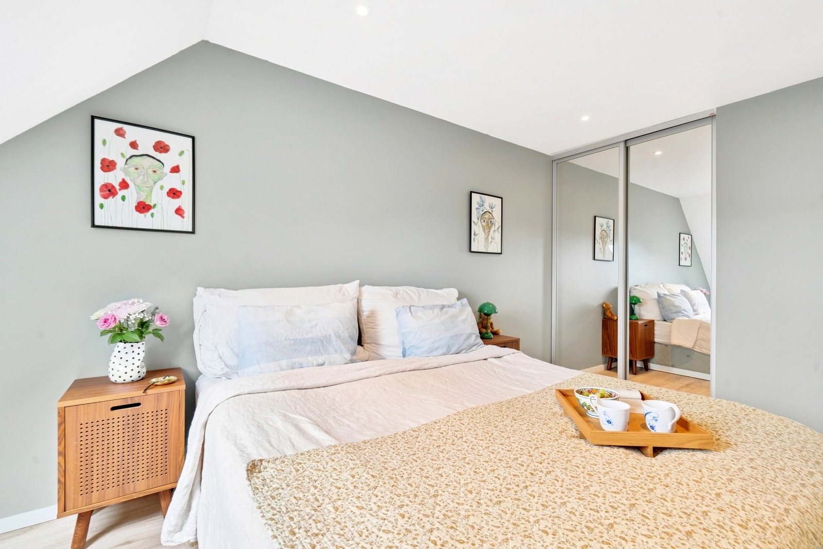 Integrert garderobeløsning som følger salget. God plass i dybde og høyde for oppbevaring av klær og diverse. Galleribilde