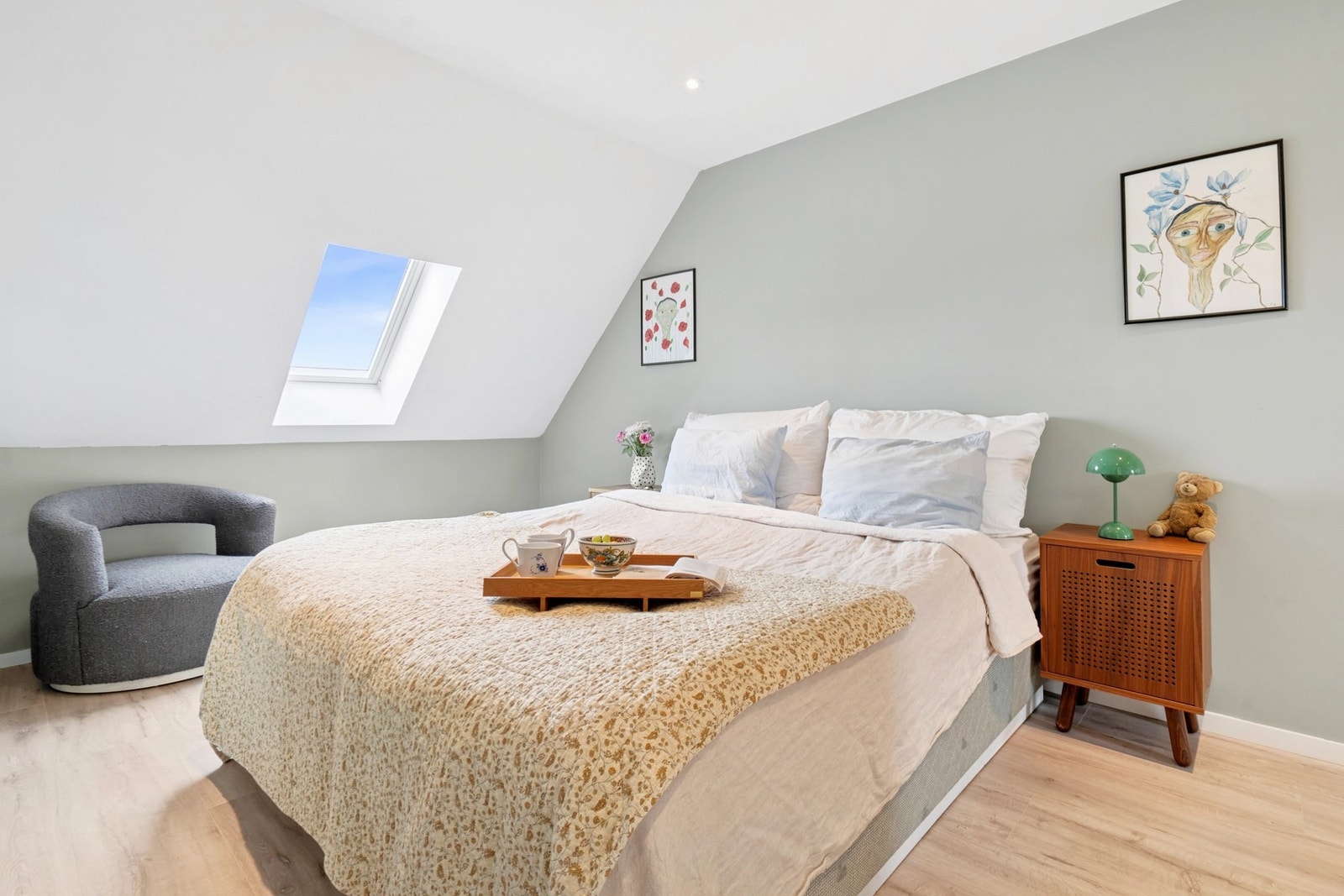 Lekkert og romslig soverom som rommer plass til stor dobbeltseng med tilhørende møblement og mulighet for kontorløsning. Lekkert takvindu komplimenterer rommet. Galleribilde