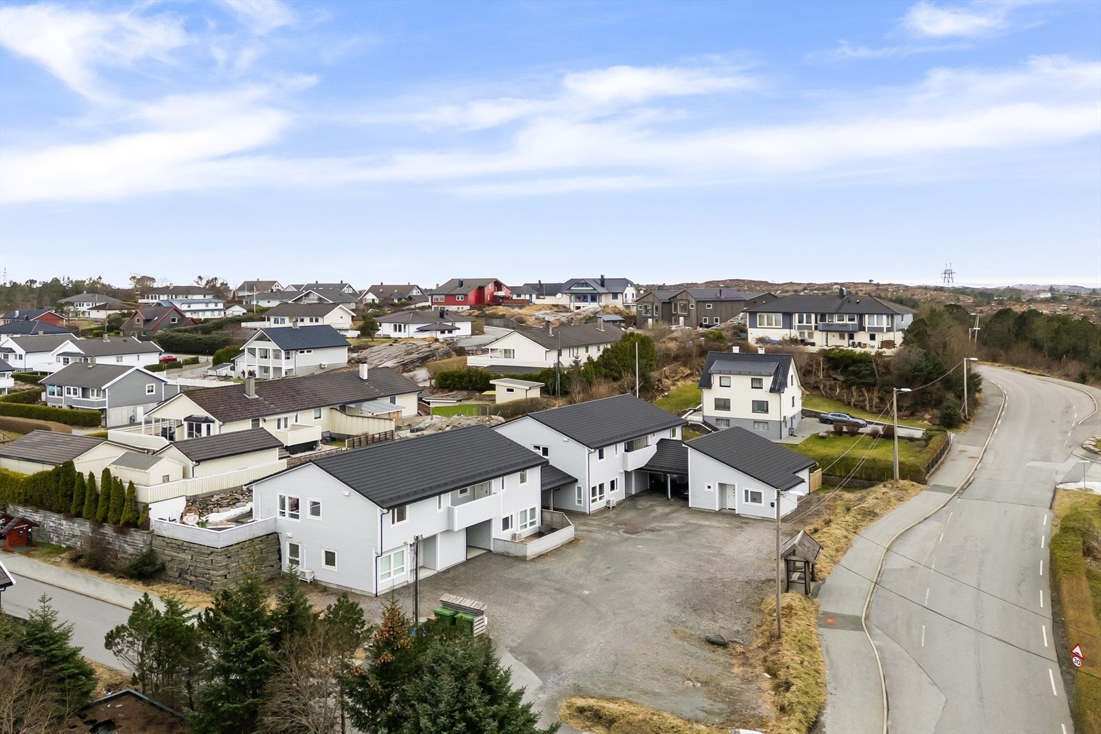 - Det er gode parkeringsmuligheter på sameiets tomt - Galleribilde