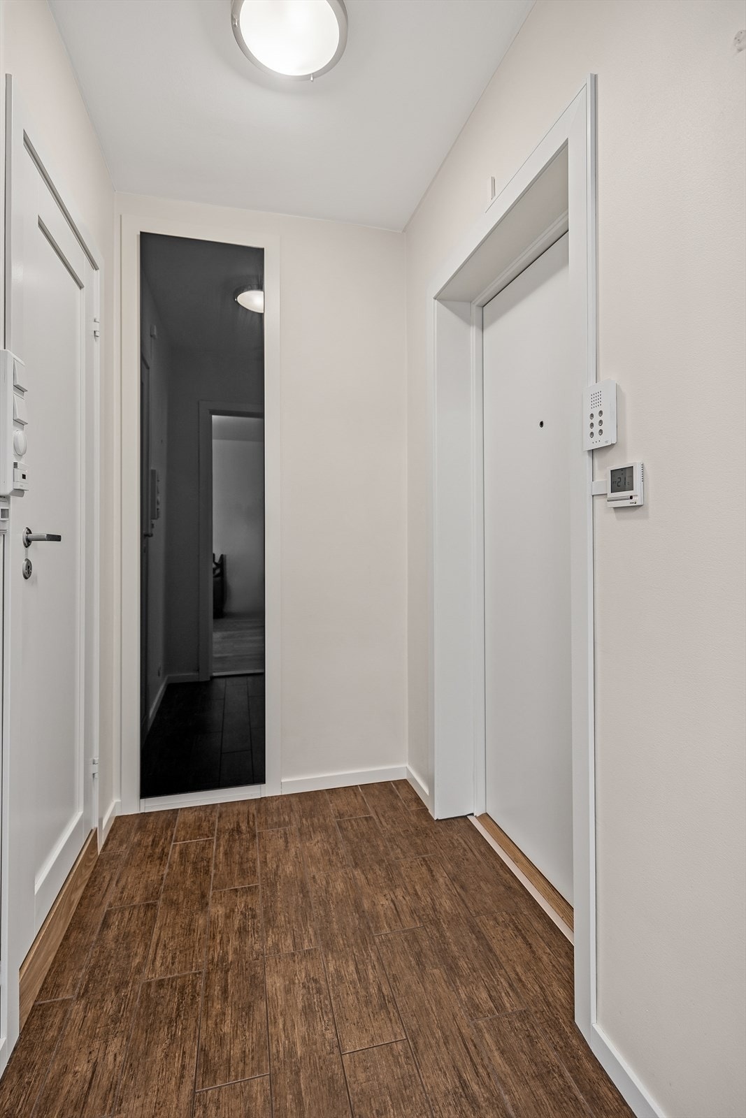 I entreen er det innebygd garderobe med plass til å sette fra seg sko og henge fra seg yttertøy. Galleribilde