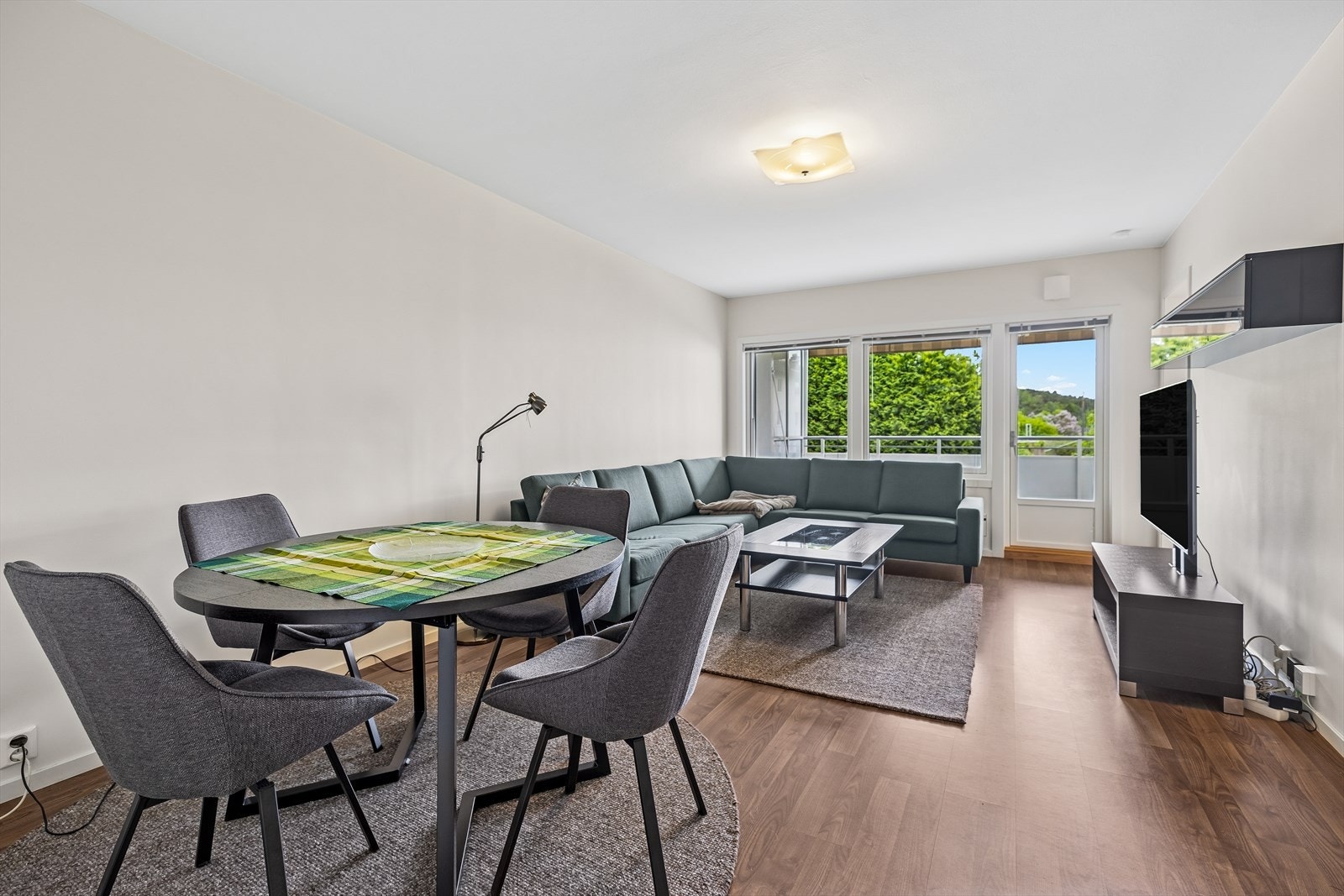 Romslig stue med plass til både sofagruppe og spisebord - et lyst og luftig oppholdsrom. Galleribilde