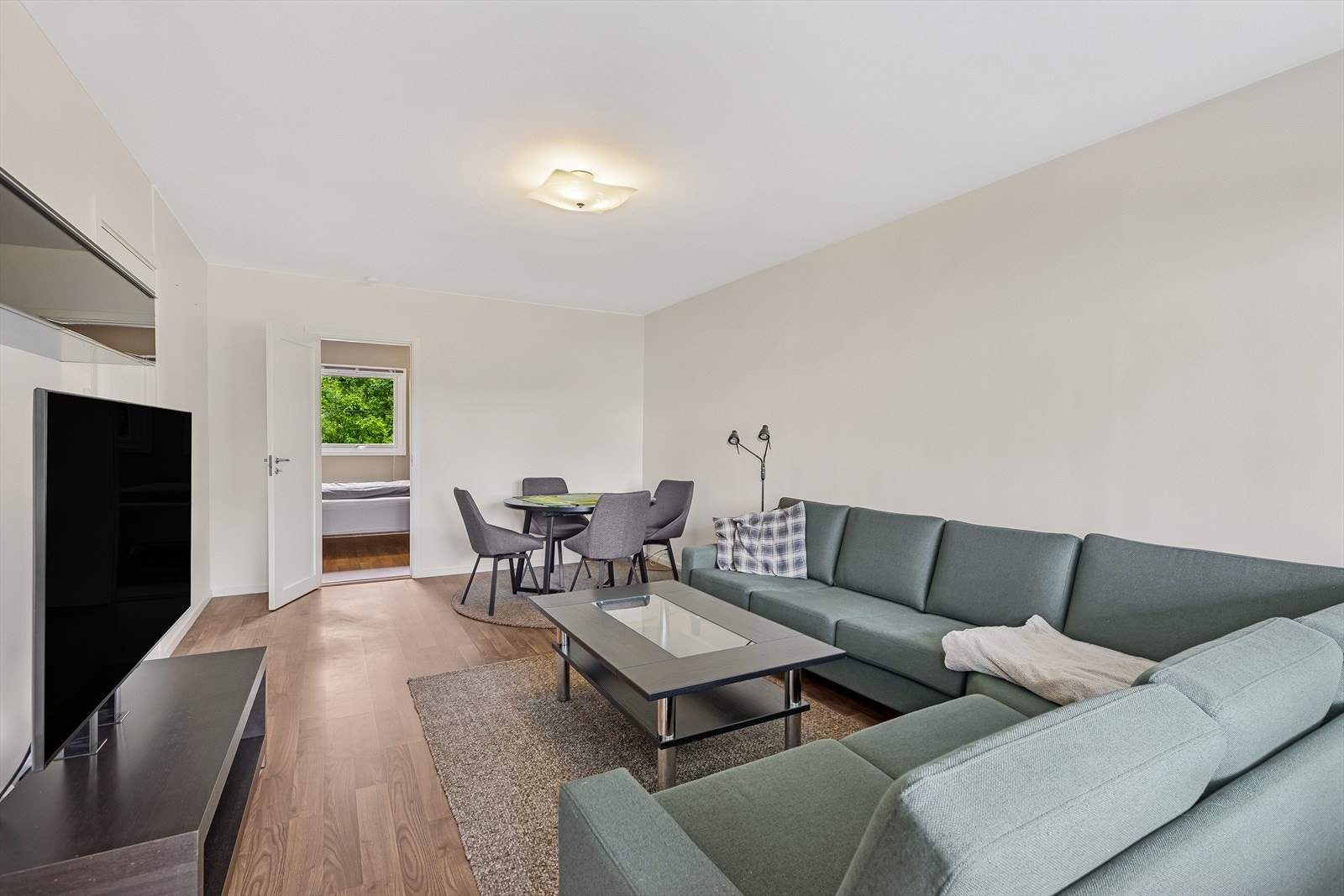 Store vinduer og en terrassedør slipper inn rikelig med dagslys. Galleribilde