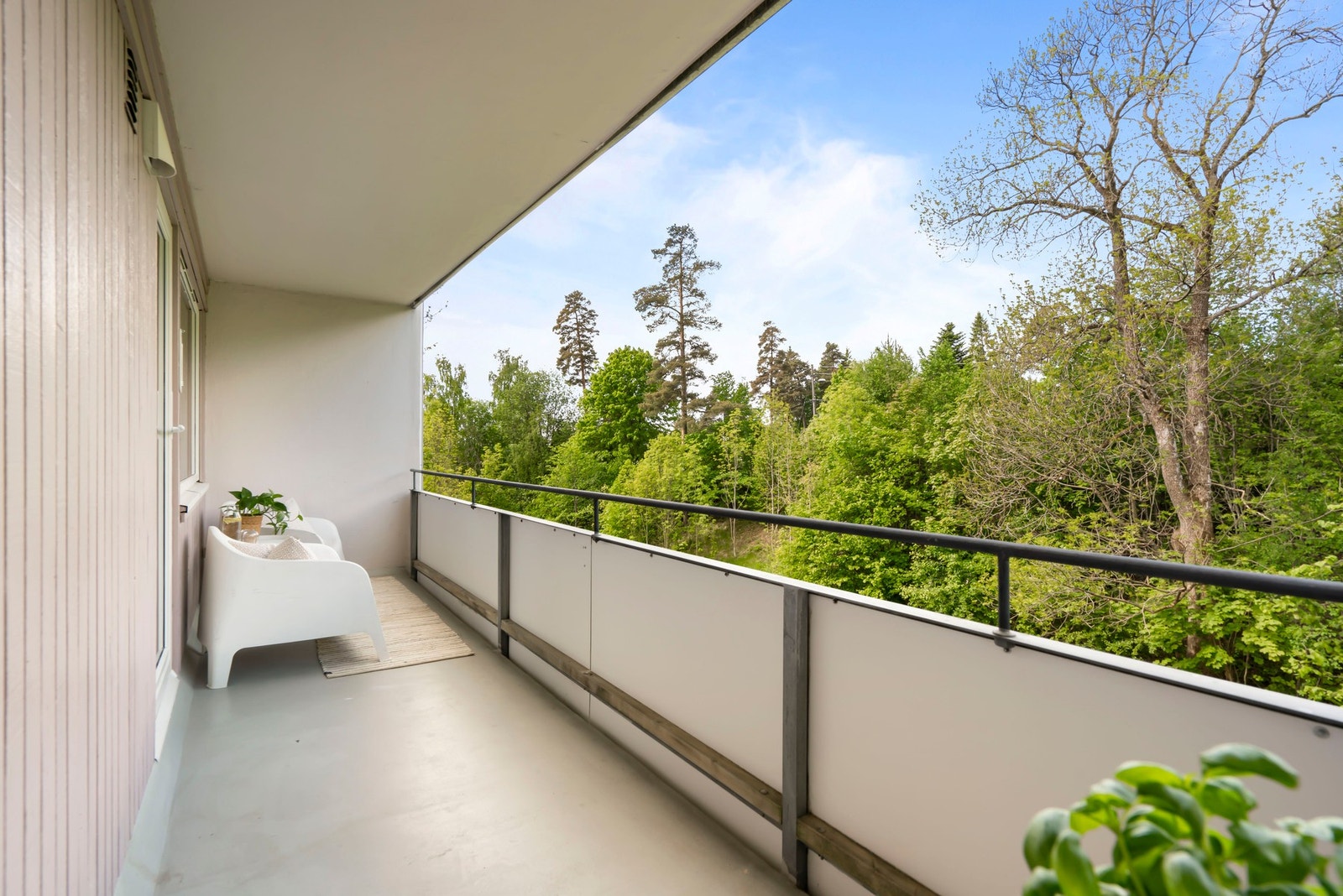 På sommerstid kan du nyte lange dager med ettermiddags- og kveldssol på balkongen. Galleribilde