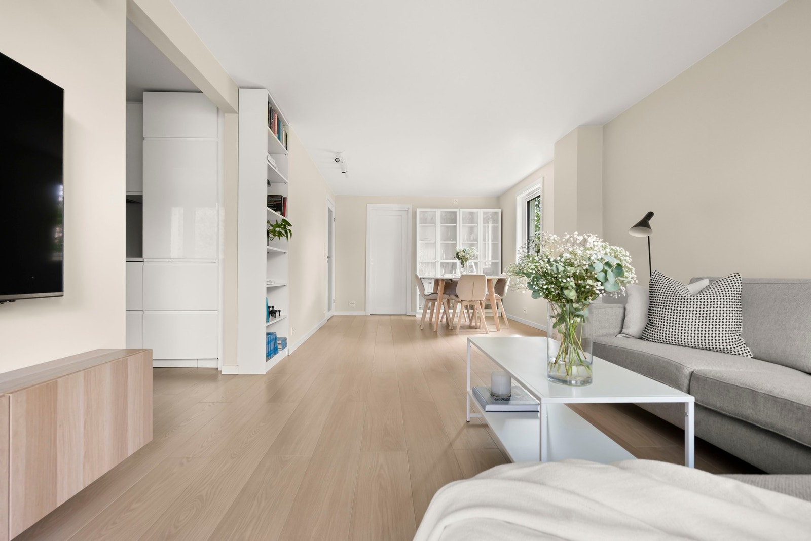 Det er naturlig plass til en spisegruppe, sofa og TV med tilhørende møblement. Dør i bakkant av bildet går til en praktisk innvendig bod. Galleribilde