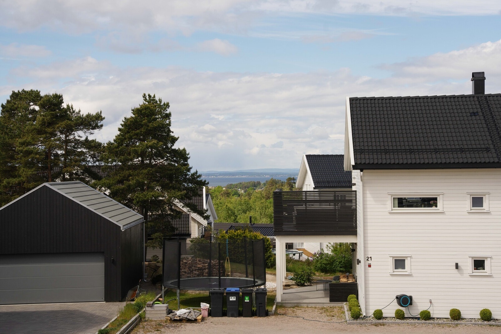 Sjøgløtt fra terrassen. Galleribilde