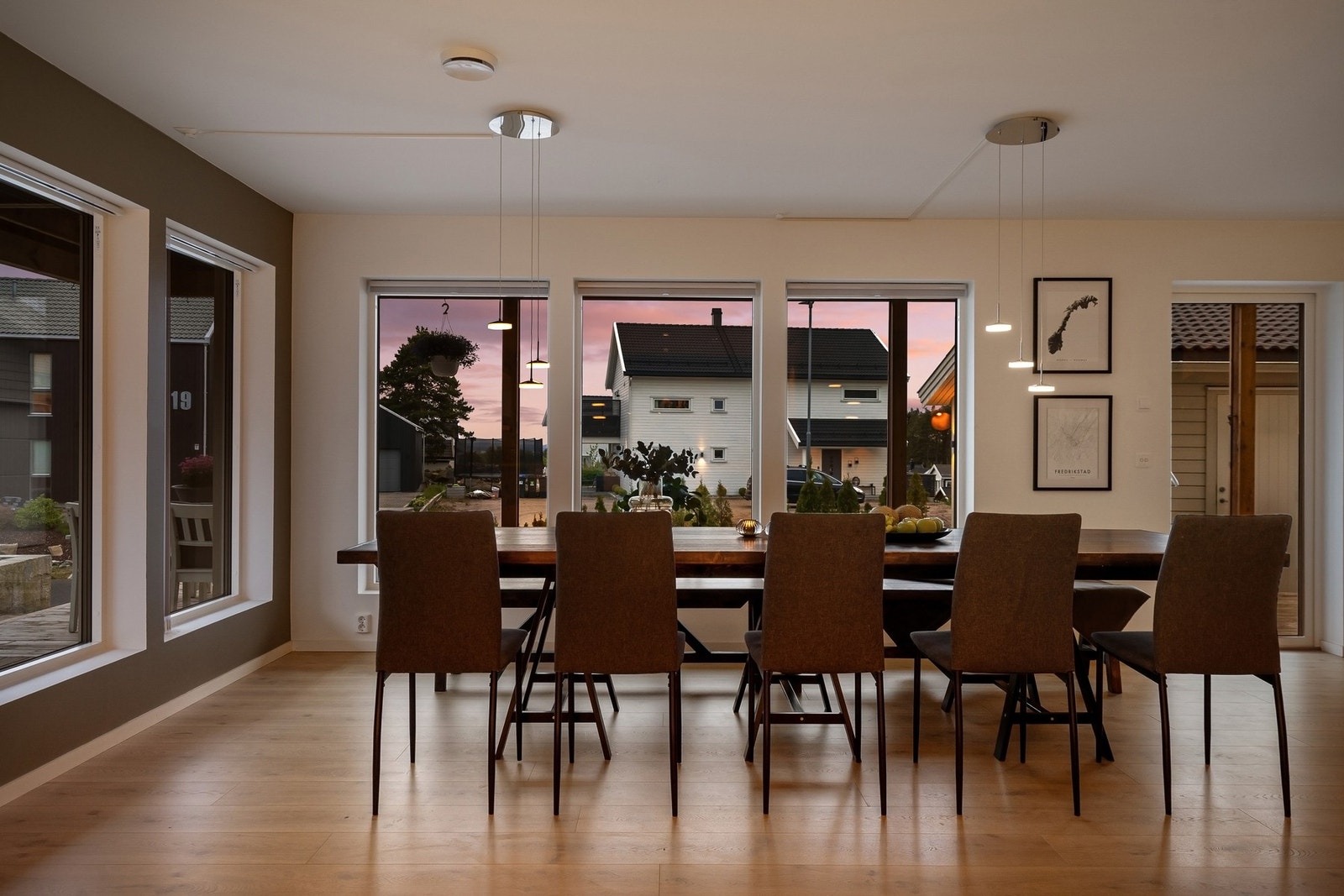 Moderne og innholdsrik enebolig fra 2017 med gjennomført og stilren utforming over to fulle plan. Galleribilde