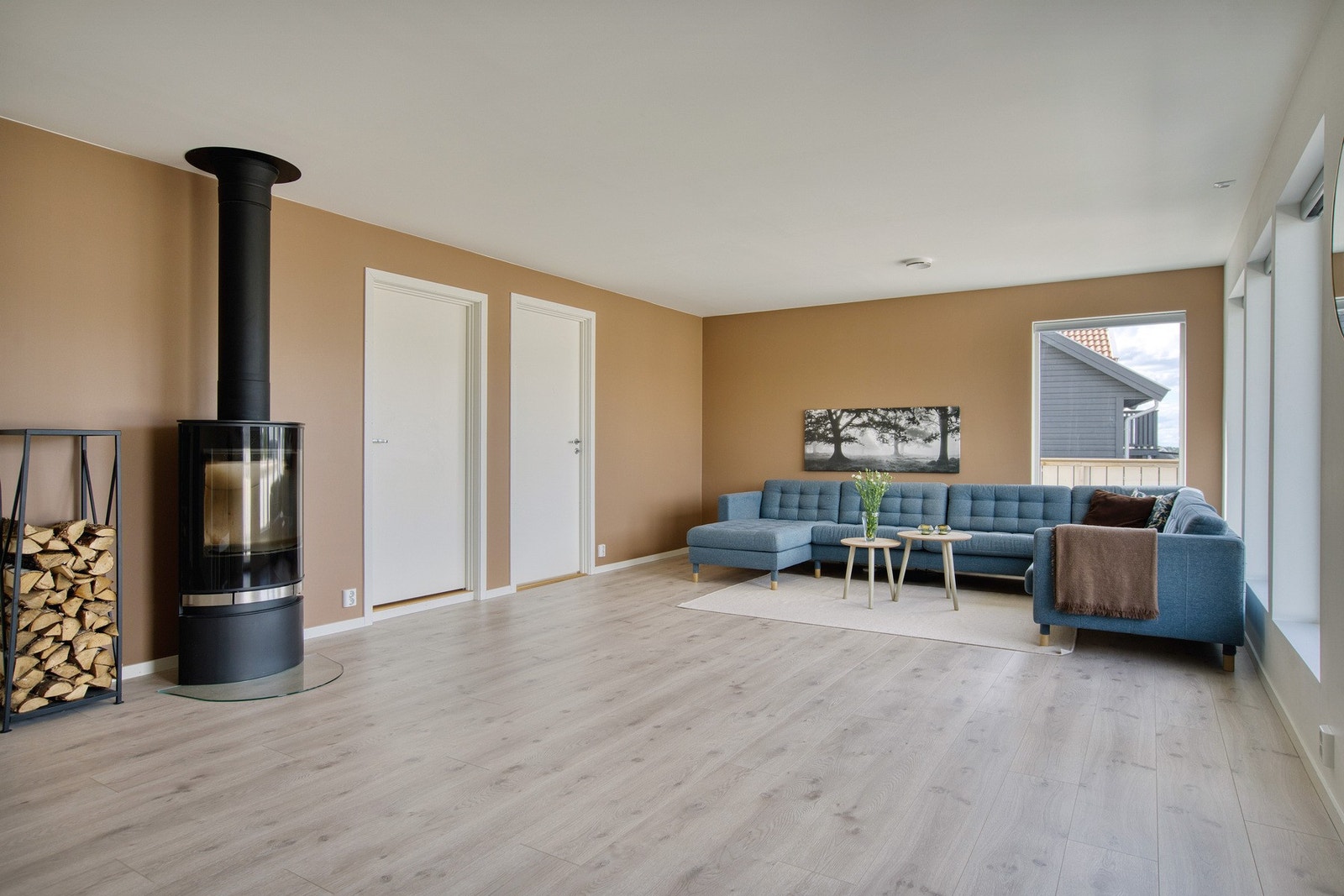 Vedovn i stuen. Galleribilde