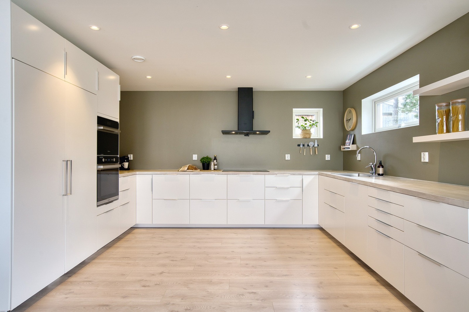 Innholdsrikt kjøkken med kjøleskap, fryseskap, oppvaskmaskin, micro, stekeovn, vannstoppsystem og komfyrvakt. Galleribilde