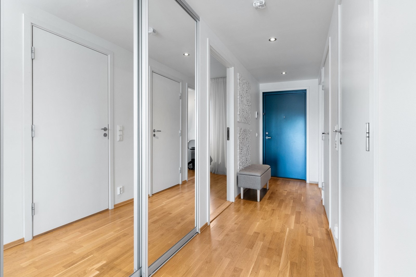 Romslig entré med praktisk skyvedørsgarderobe med god plass til å henge fra seg yttertøy. Galleribilde
