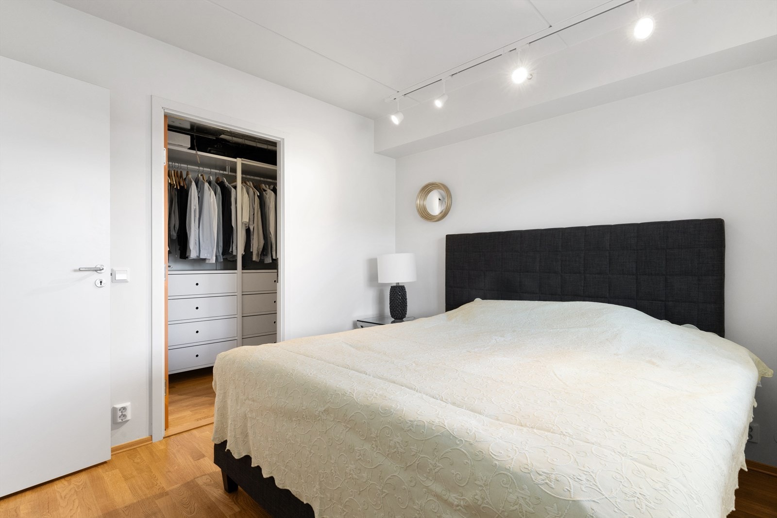 Hovedsoverom. Soverommet har god plass til dobbeltseng, samt direkte adkomst til bod som i dag brukes som walk-in closet/garderoberom. Galleribilde