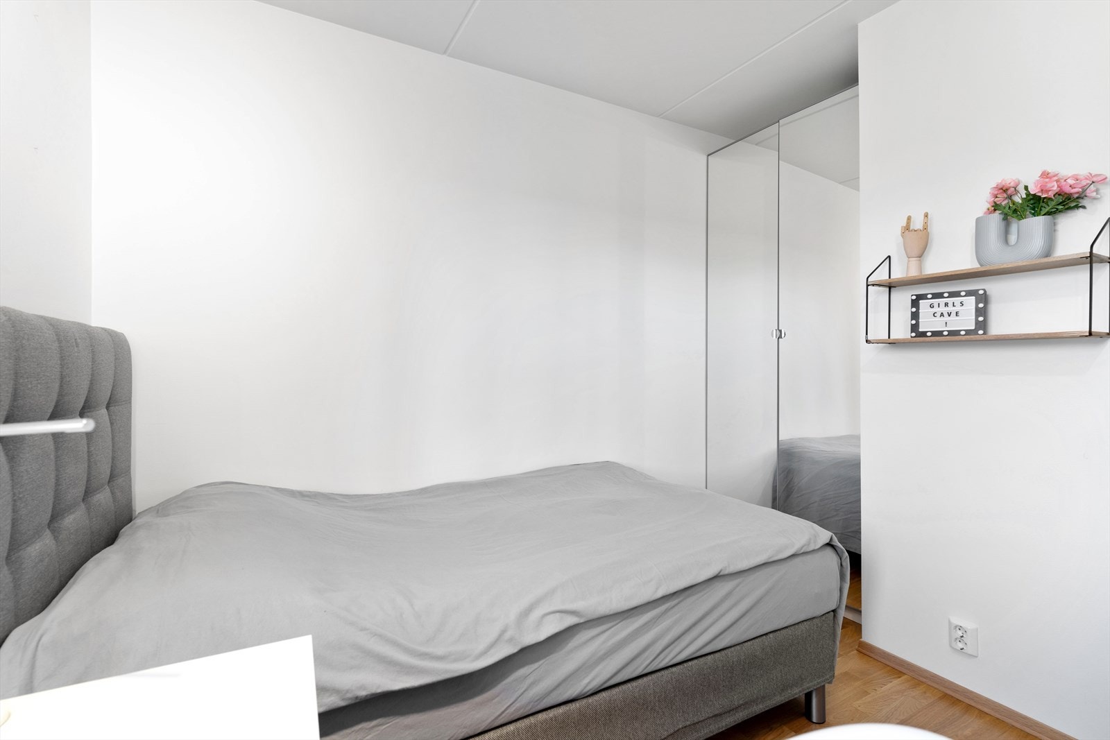 Soverom. Soverom med god plass til seng, skrivepult og garderobeskap. Galleribilde