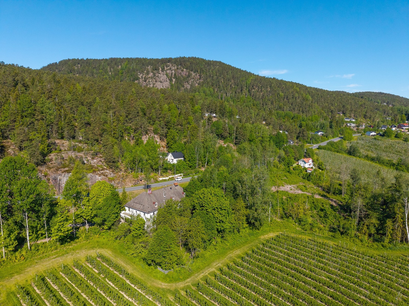 Med bil er det ca. 8 minutter til Svelvik sentrum, ca. 19 minutter til Sande med togforbindelse mot Oslo og videre sør i Vestfold, ca 33 minutter til Drammen by og ca. 60 minutter til Oslo. Galleribilde