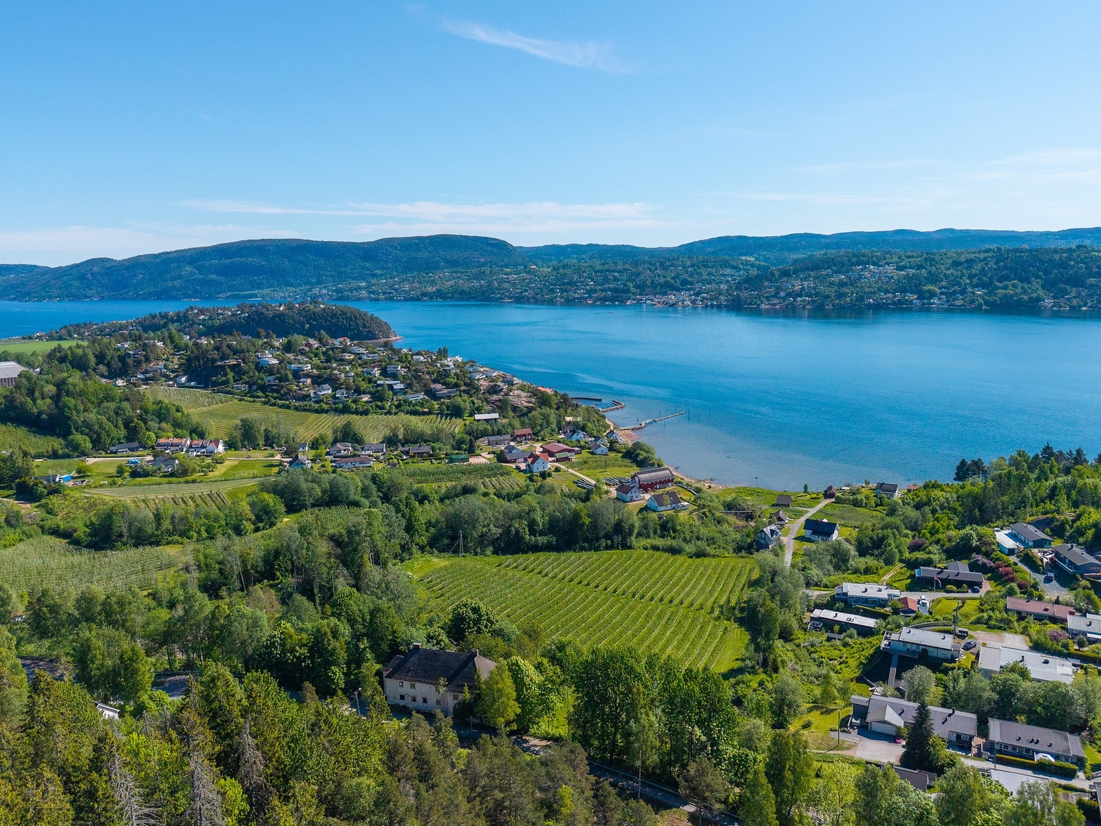 Boligen er beliggende i naturskjønne omgivelser med kort vei til sjø og strand Galleribilde