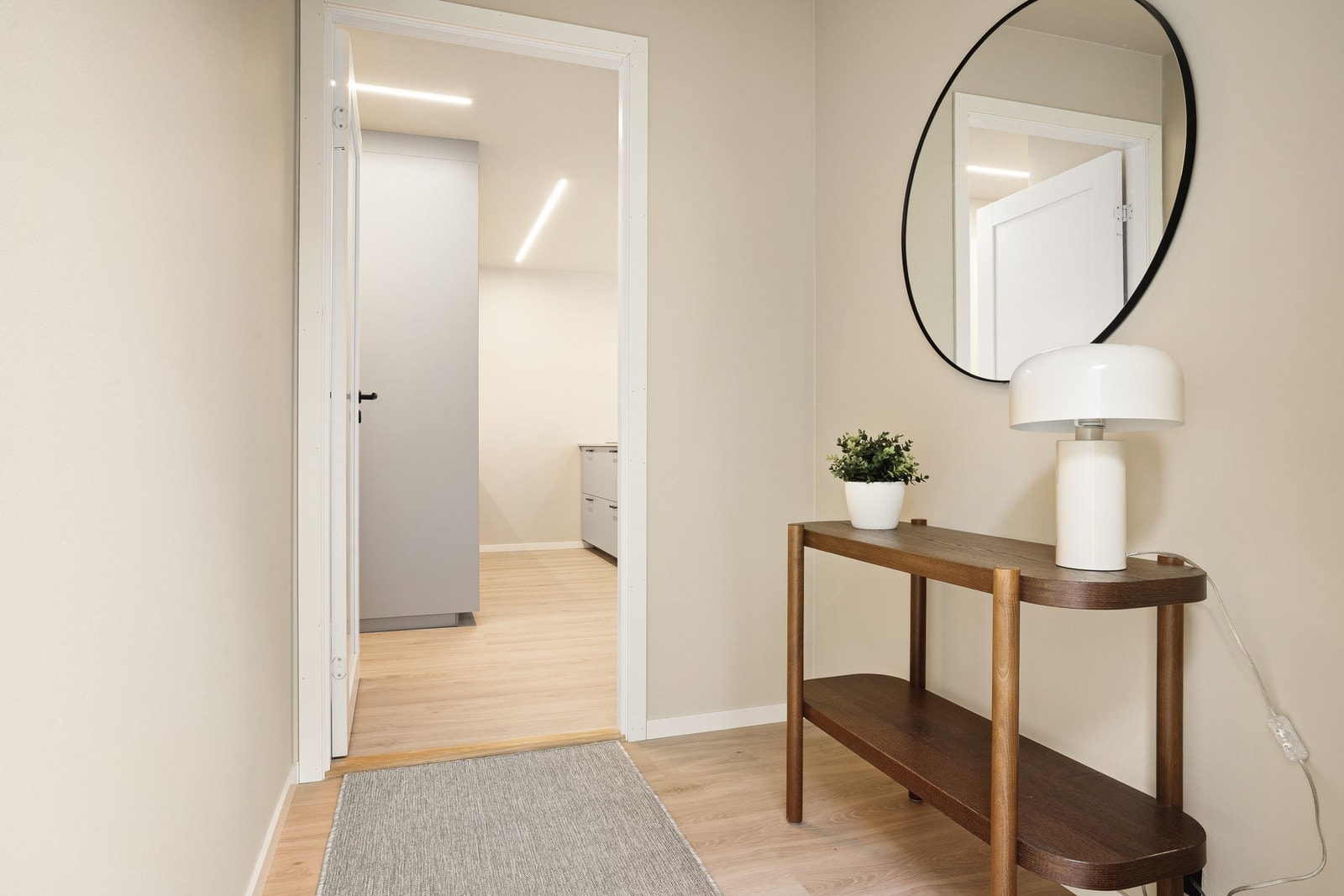 Entreen gir et lunt førsteinntrykk med lyst 1-stavs laminat som er gjennomgående i alle rom. Galleribilde