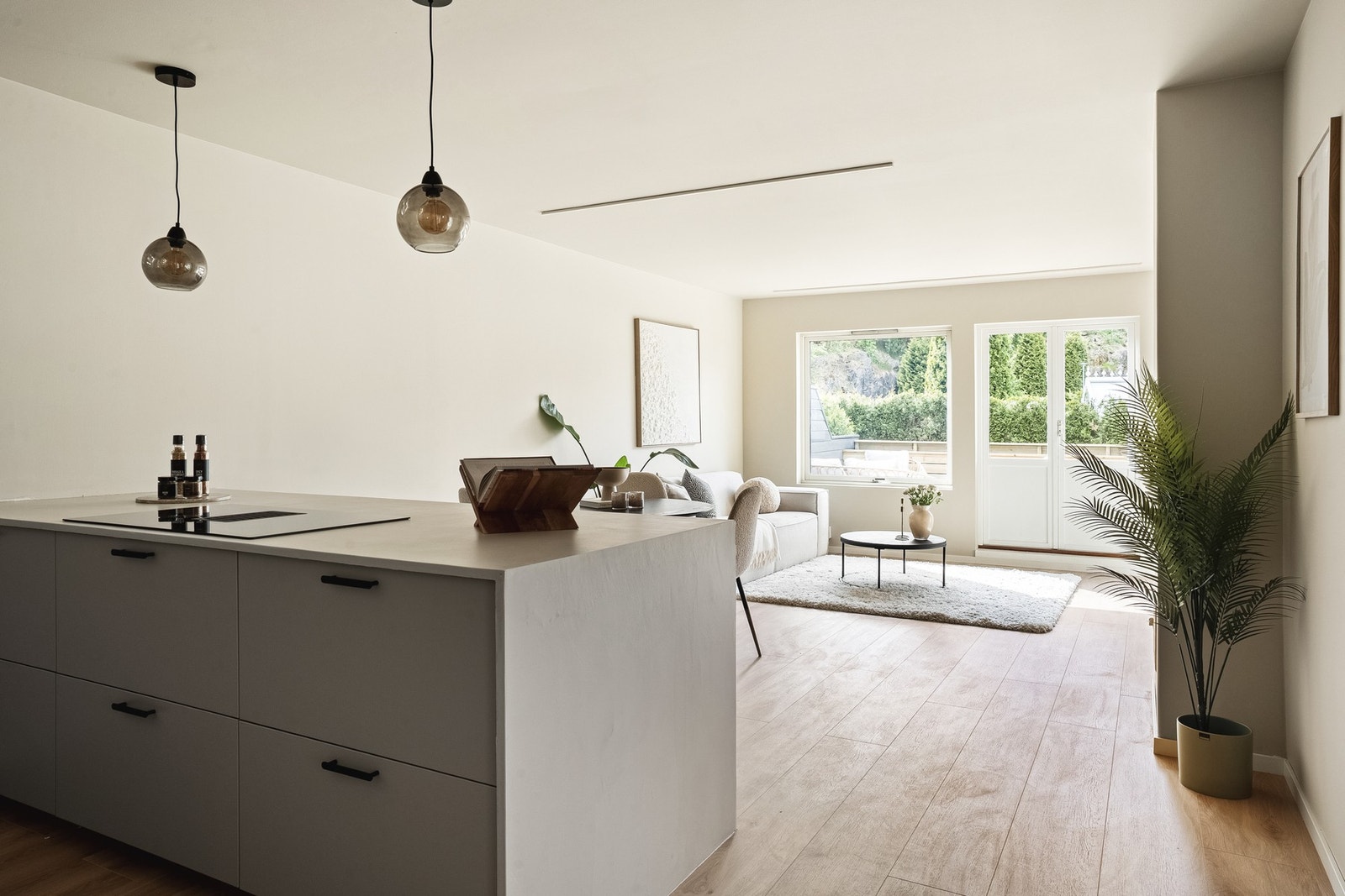 Store vindusflater gir et flott lysinnslipp til rommet. Galleribilde
