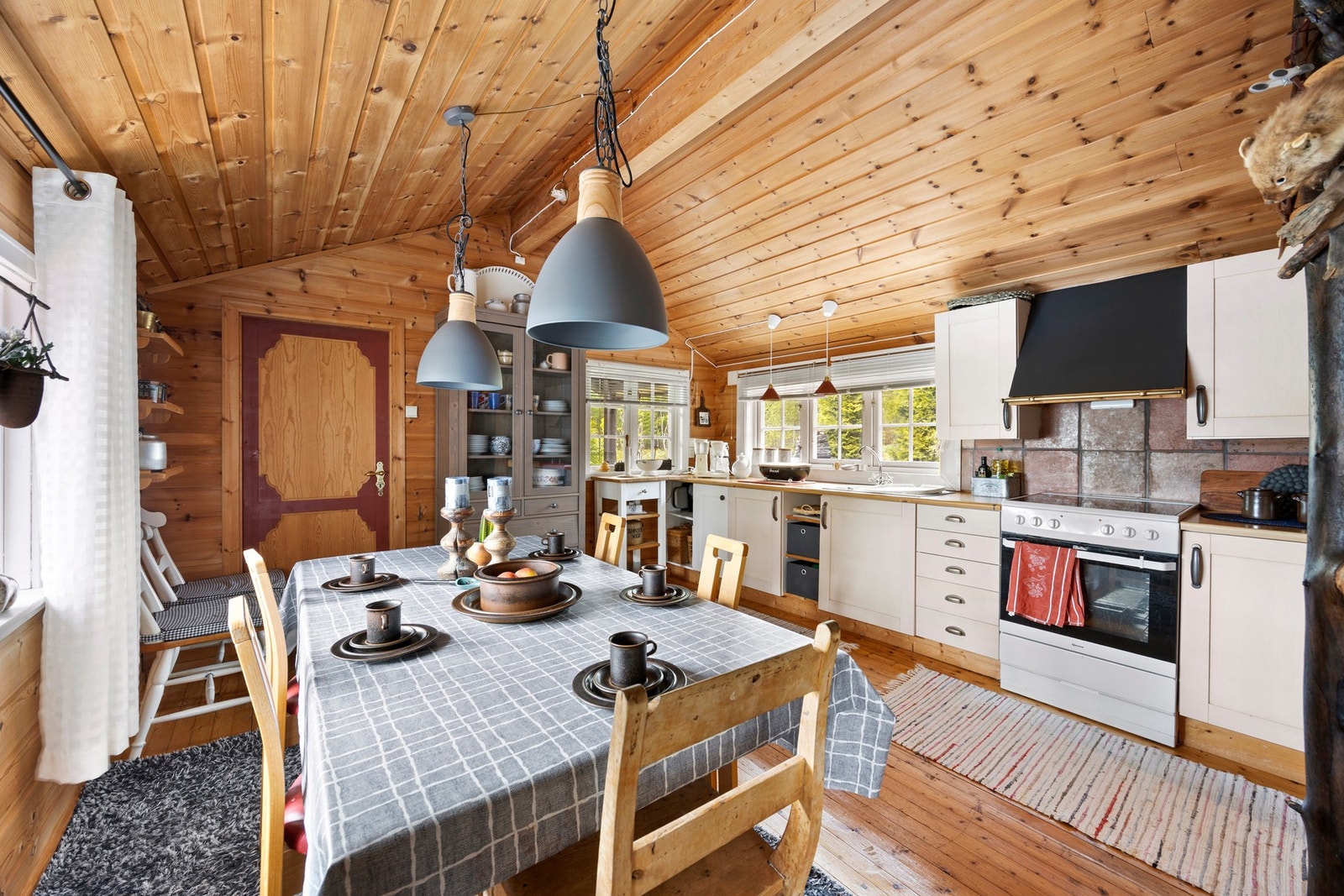 Praktisk kjøkken med mye lagringsplass. Galleribilde