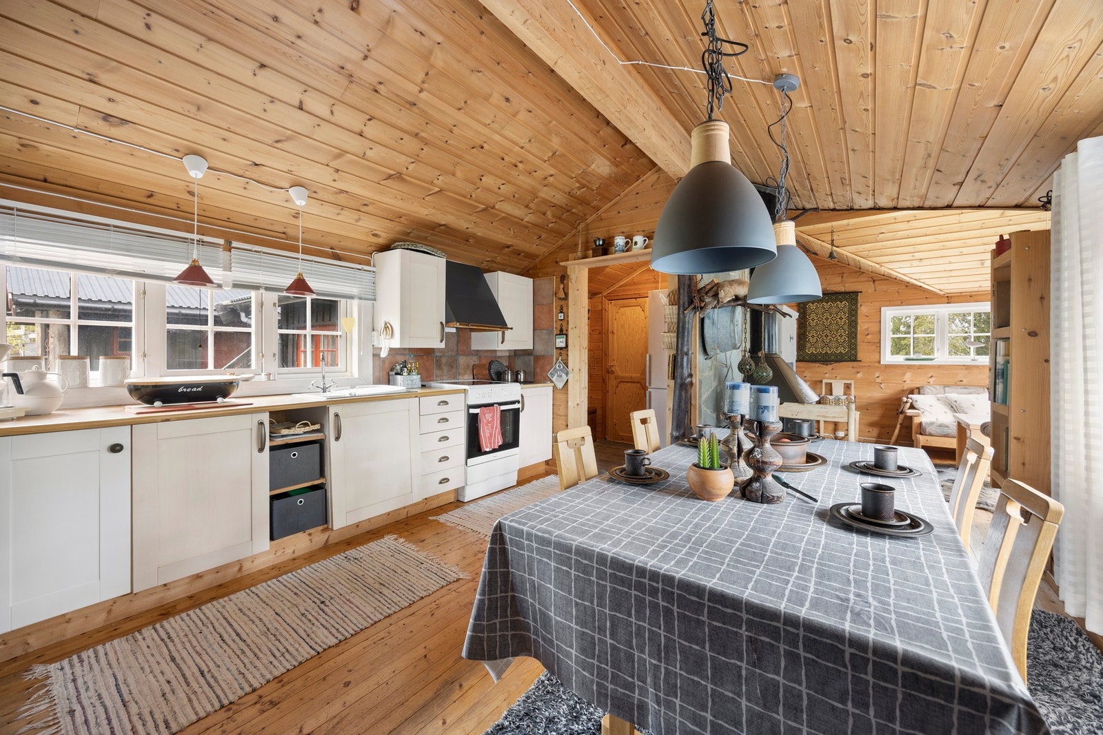 Spiseplass med mye lys og flott utsikt. Galleribilde