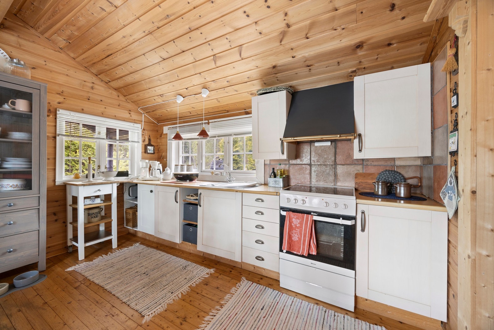 Kjøkken - ca. 14 kvm. Avsatt plass for komfyr Benkeplater med vask. Galleribilde