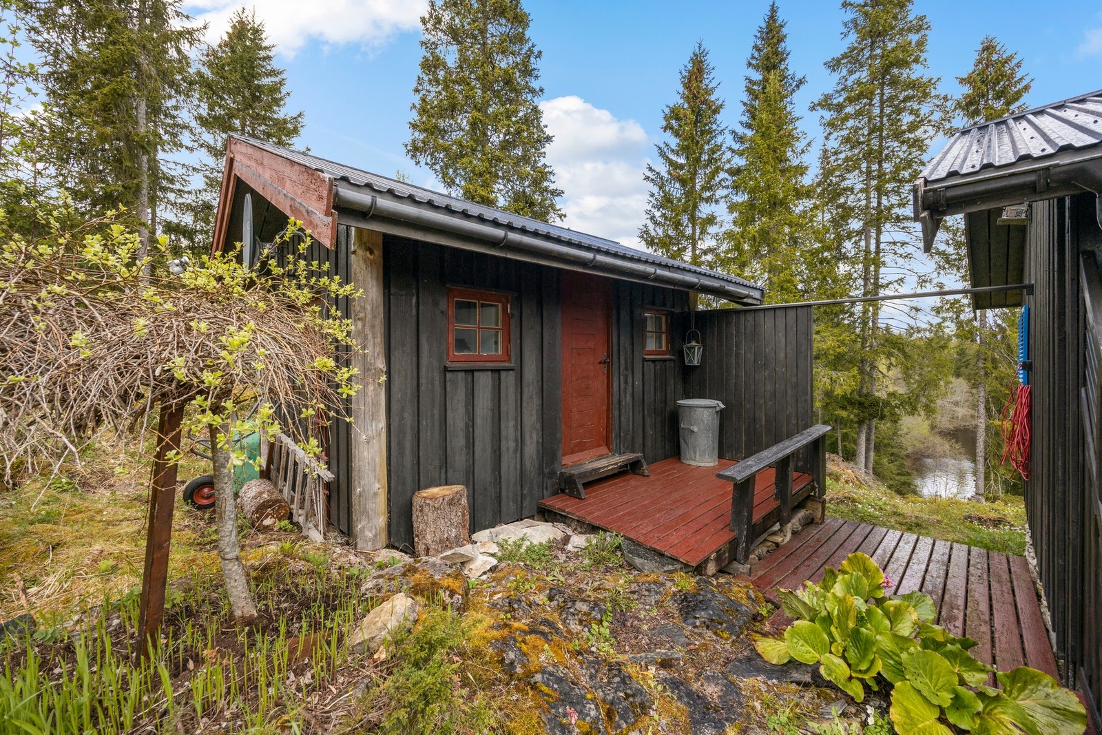 Uthus - 11kvm. Uthuset står utenfor tomten, denne tomten tilhører grunneier. Kjøper overtar ansvar og risiko for dette. Galleribilde