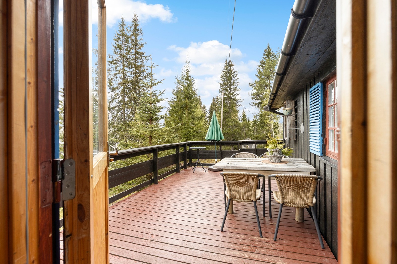Fra stuen er det utgang til veranda. Galleribilde