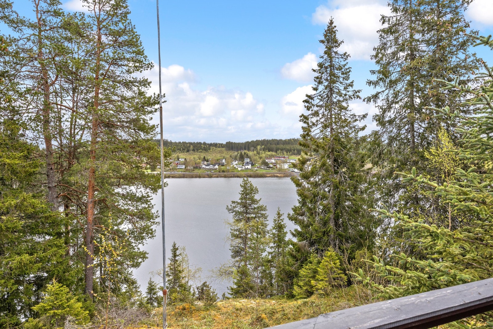 Flott utsikt ned til Snåsavatnet. Galleribilde