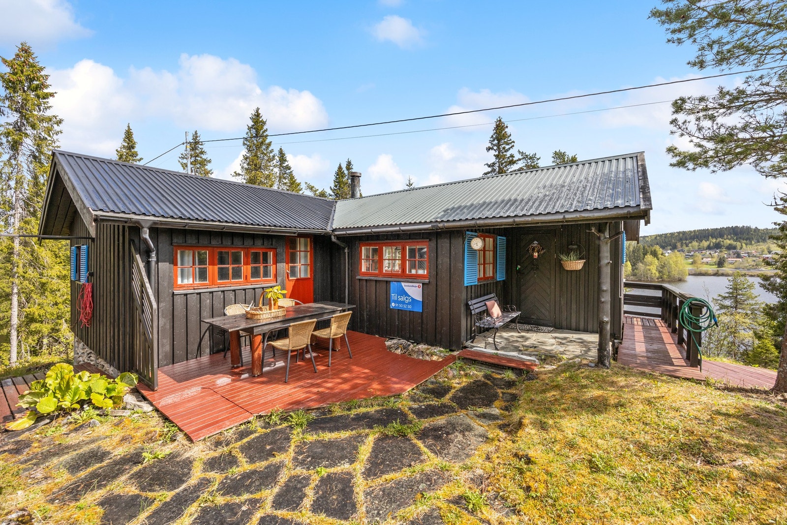 Sjarmerende hytte like ved vannkanten. Galleribilde