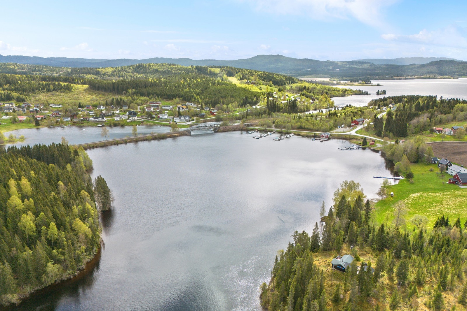Sunnan er et flott utgangspunkt for den som er glad i norsk natur. Her er det kort vei til flere populære destinasjoner for fisking, bading, gåturer i skog og mark, skiturer o.l. Umiddelbar nærhet til Snåsavatnet og Fossemvatnet. Galleribilde