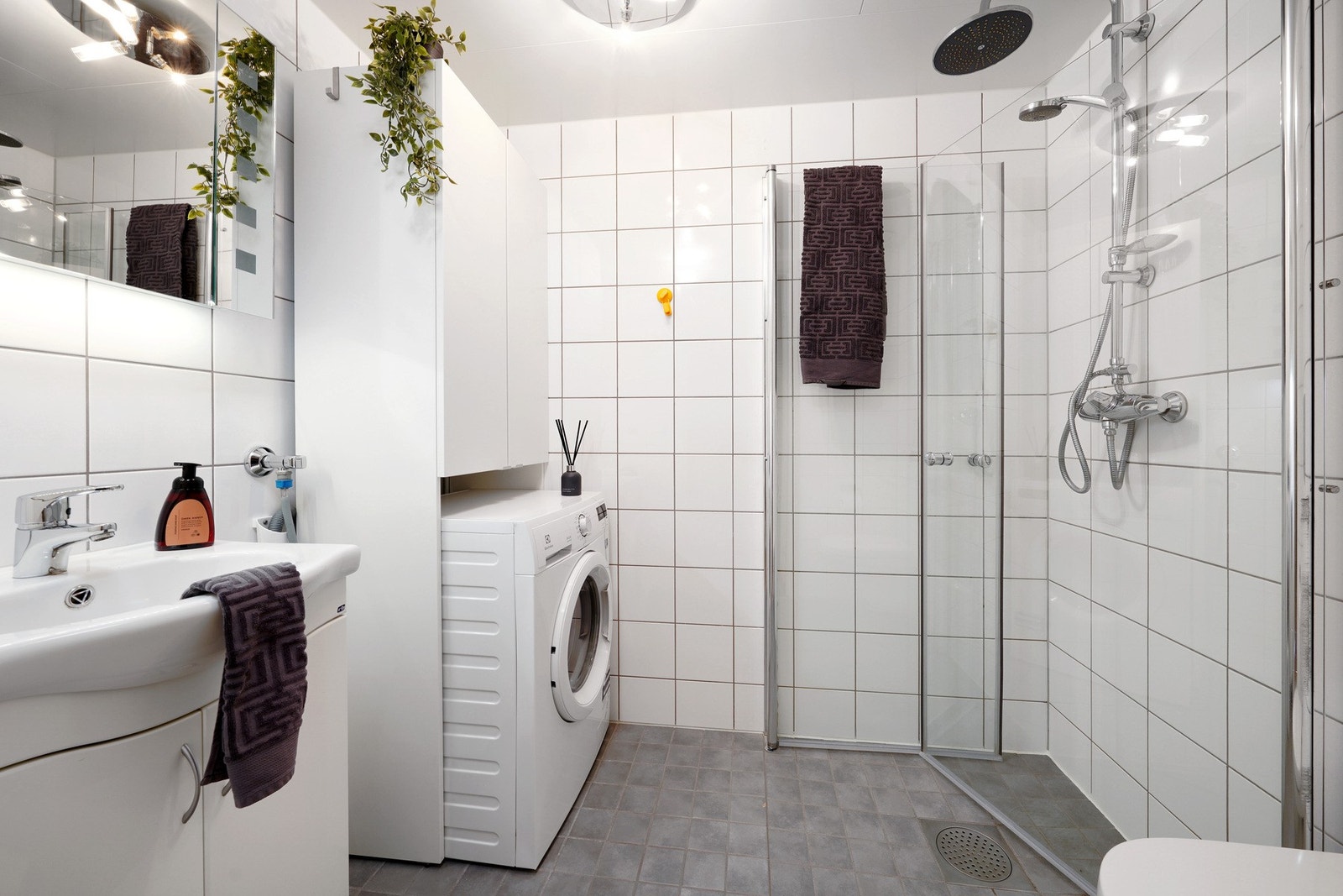 Helfliset bad med varmekabler i gulv. Vegghengt toalett og regnfallsdusj. Galleribilde