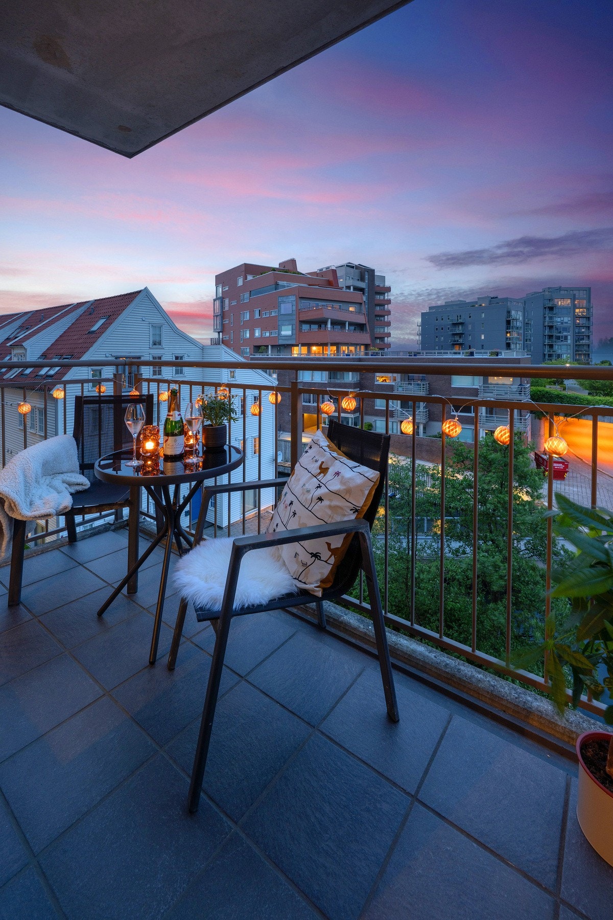 Balkongen er et nydelig sted å oppholde seg også på kveldstid. Galleribilde