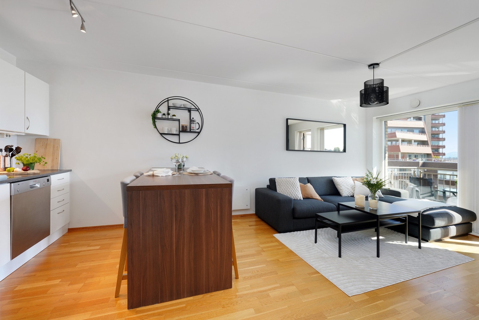 Kjøkkenøyen fungerer fint som spisebord - og det er også ekstra skapplass i denne. Galleribilde