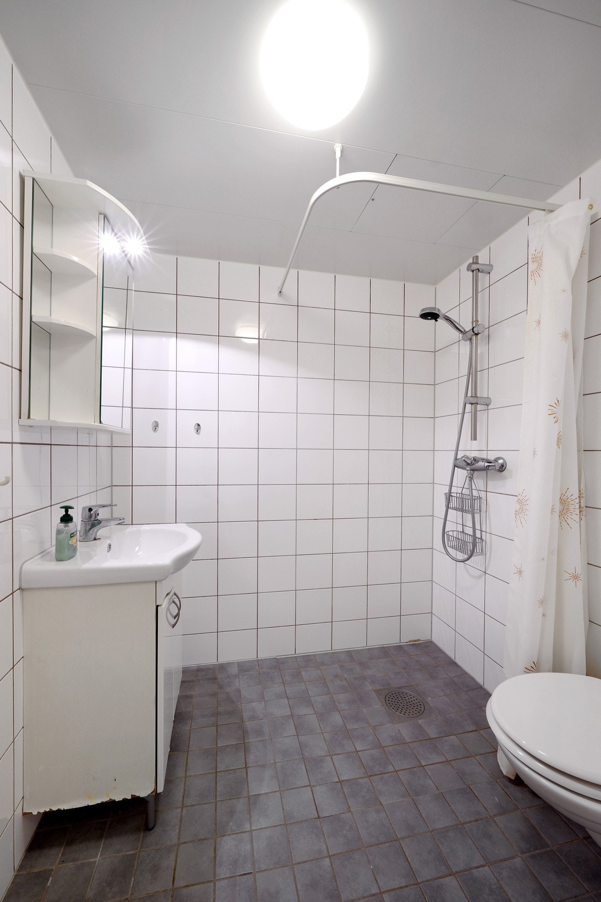 Helfliset bad i hybelen, med varmekabler i gulv. Galleribilde