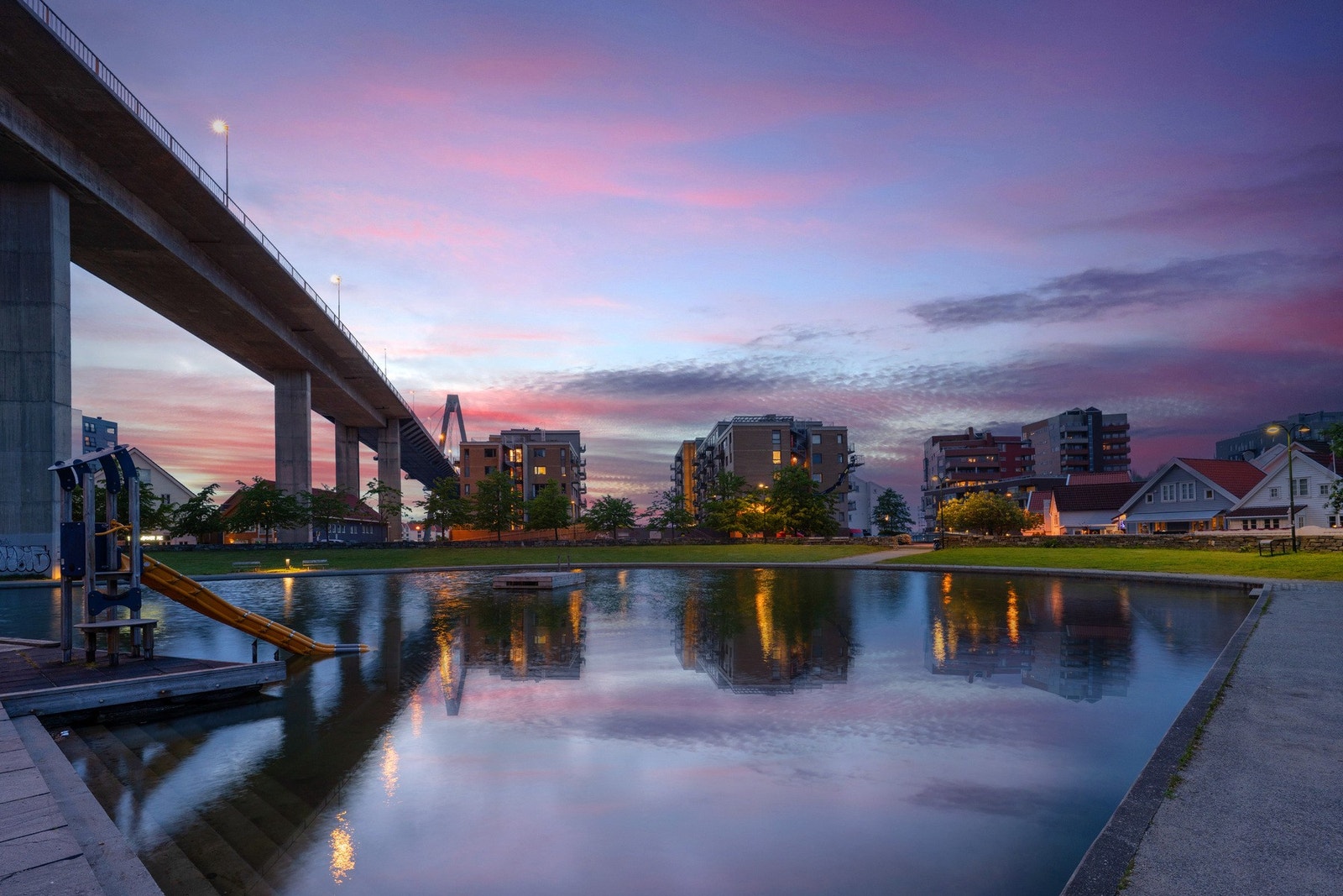 Leiligheten ligger like ved Badedammen. Byens beste "bystrand". Galleribilde