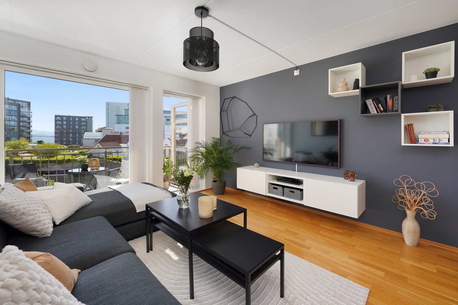 Innbydende stue hvor det er godt med utsyn og lys. Galleribilde