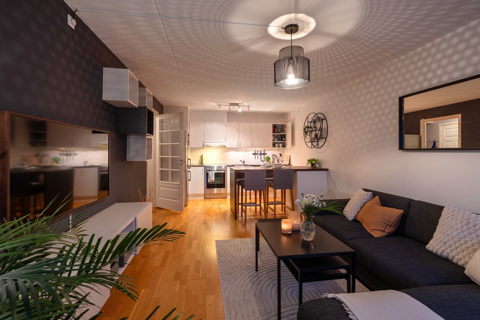 Det er åpen løsning mot kjøkken med praktisk kjøkkenøy. Galleribilde