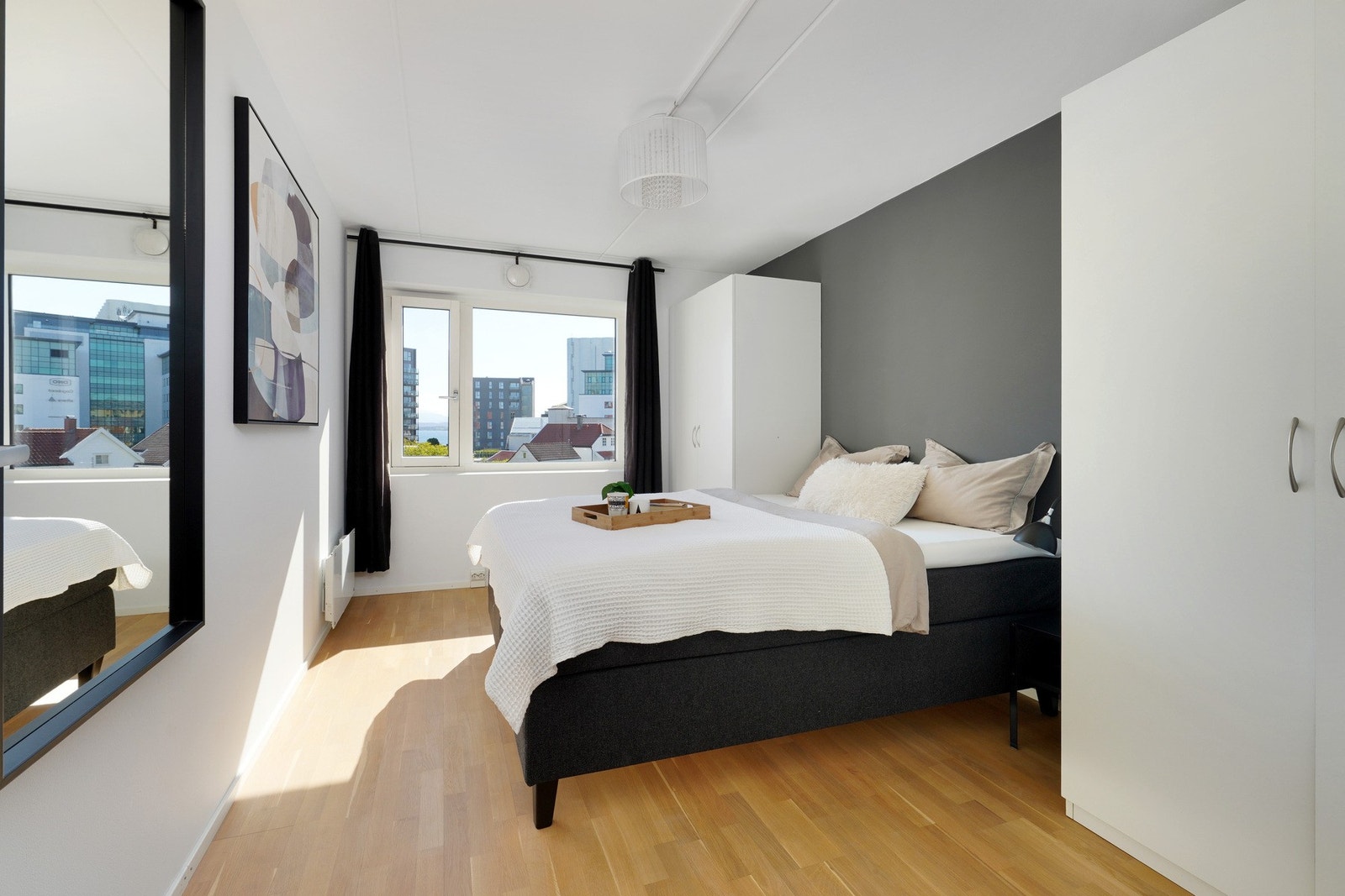 Hovedsoverom med to garderobeskap som medfølger i handelen. Galleribilde