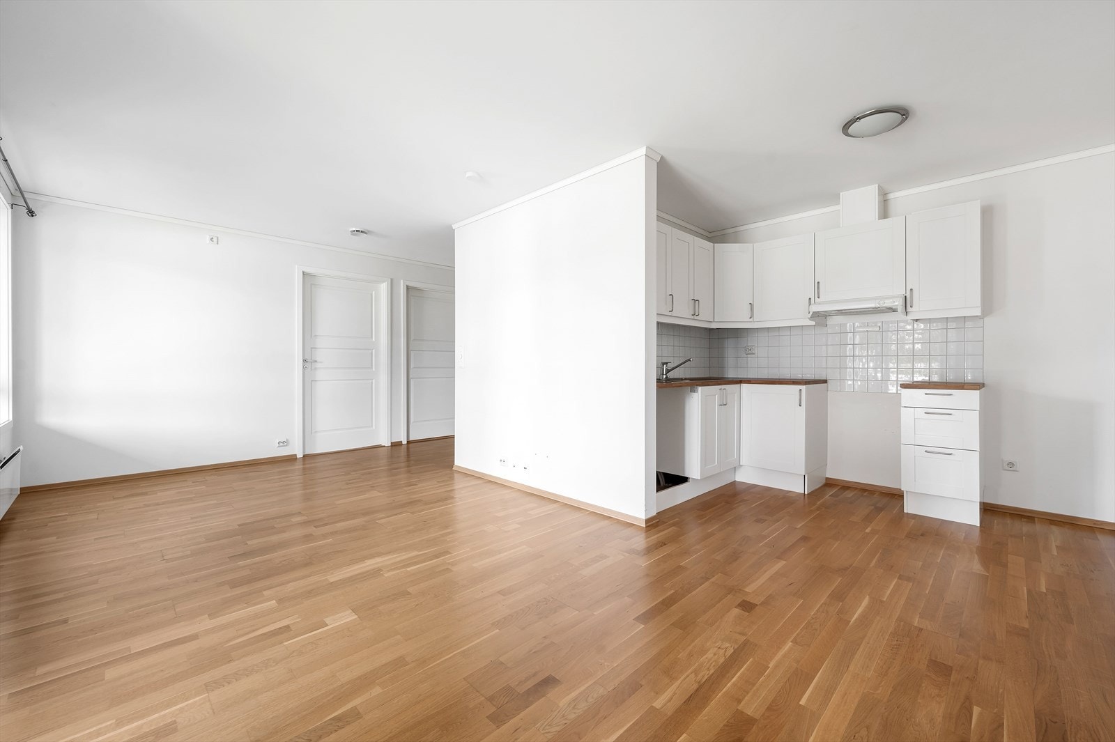 Romslig stue/kjøkken med plass til både spisebord og sofakrok. Galleribilde