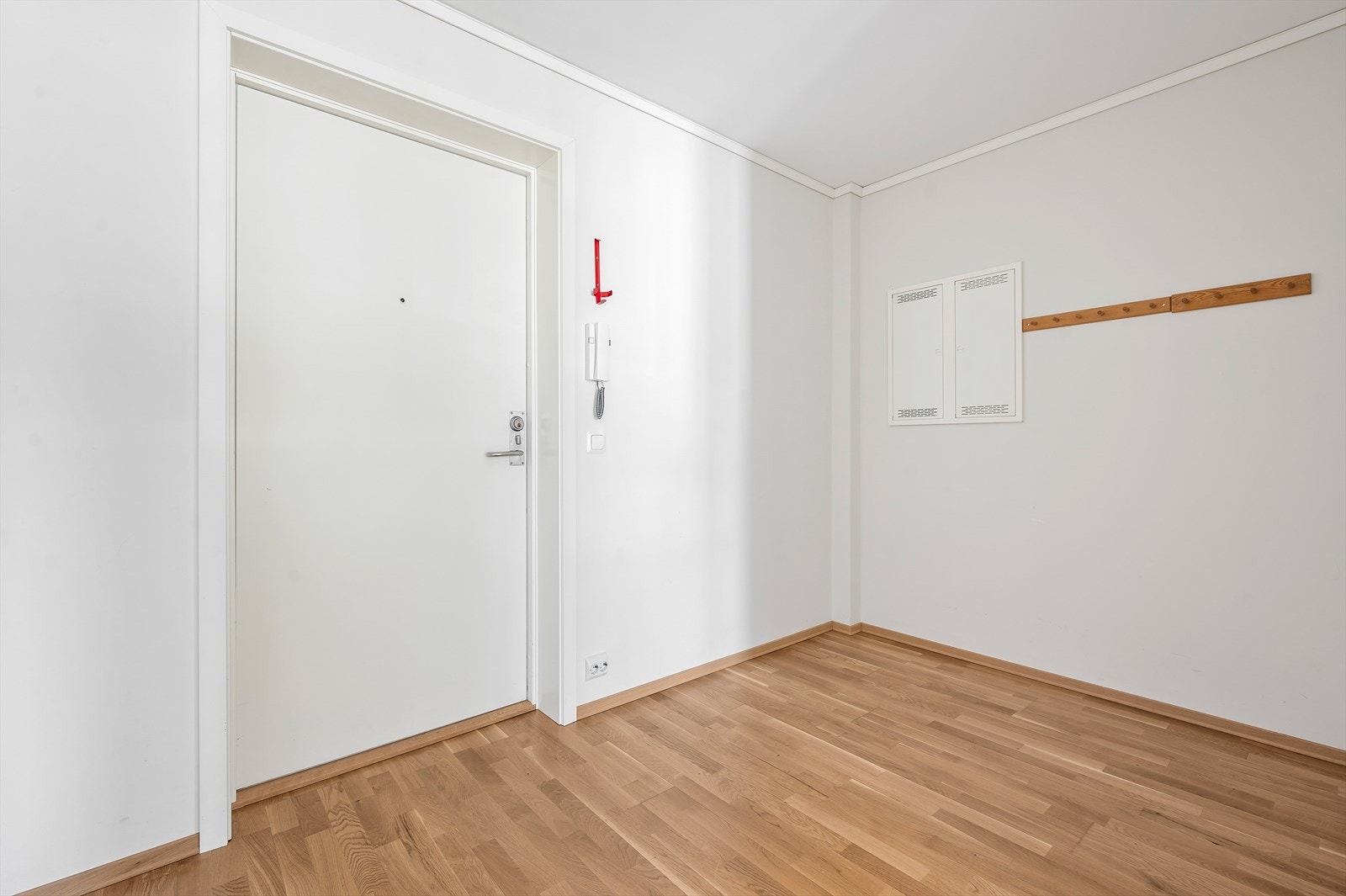 Praktisk entré med plass til oppbevaringsmøbler om ønskelig. Galleribilde