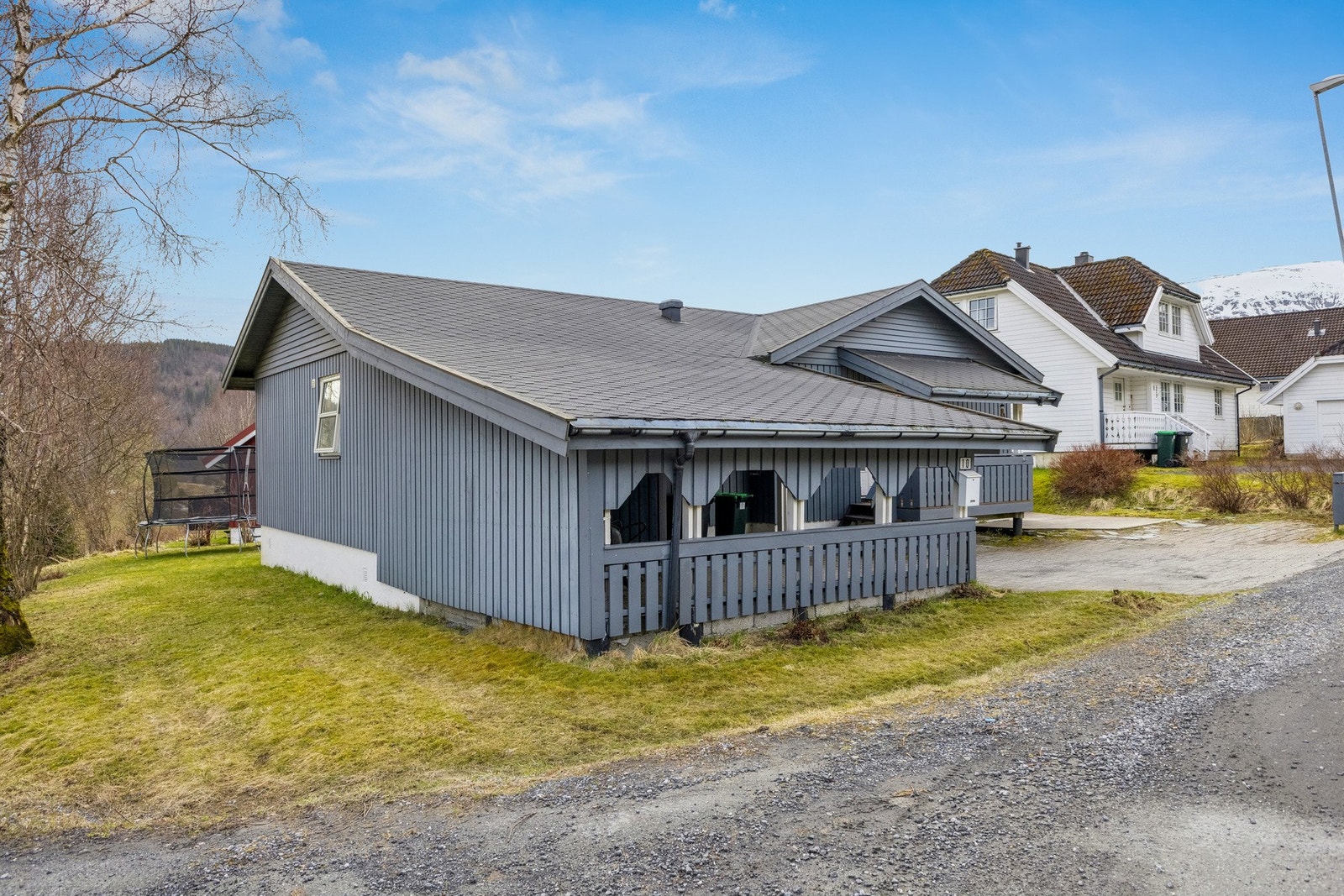 Velholdt fasade og praktisk adkomst med biloppstillingsplass og carport. Galleribilde
